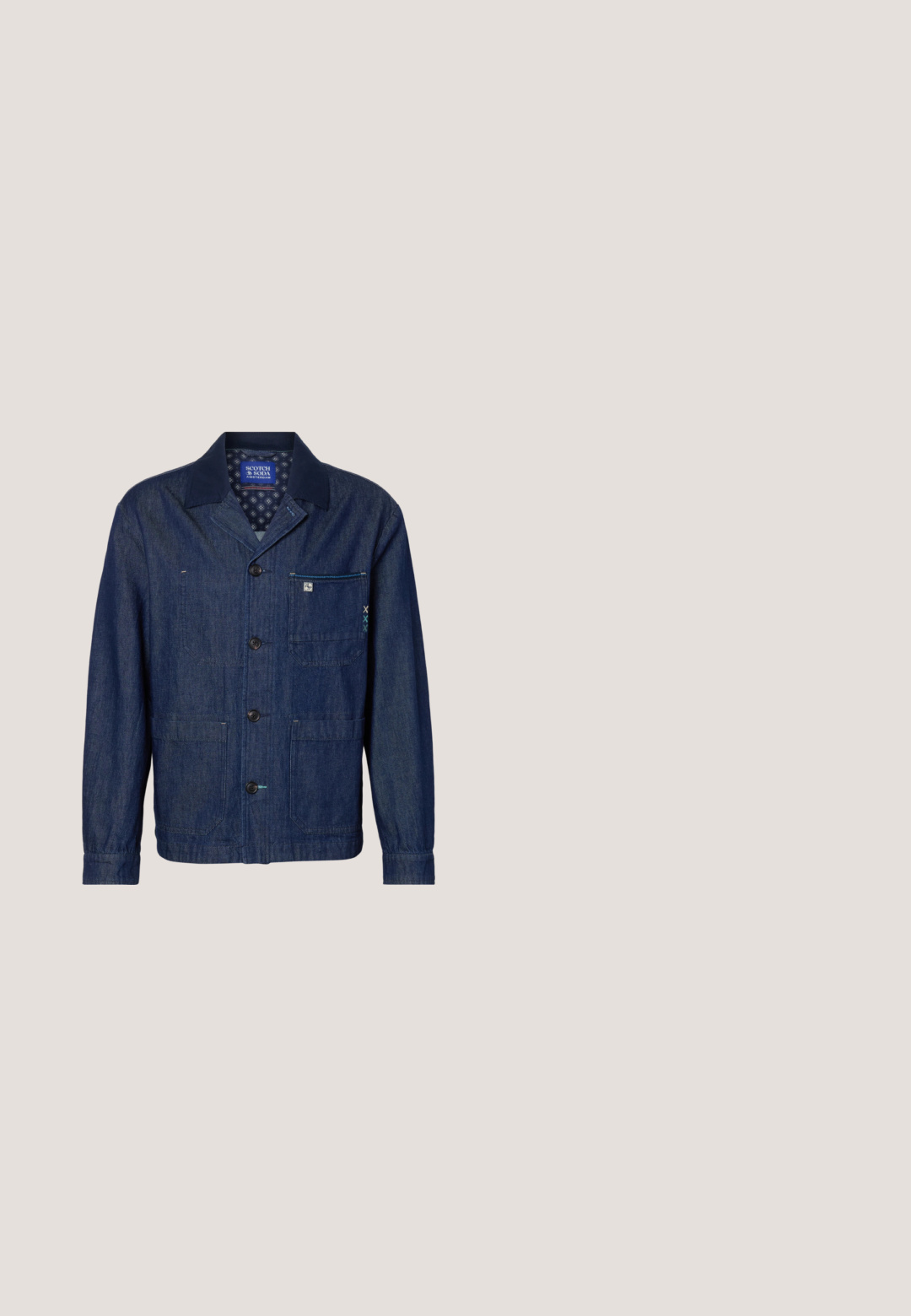 Donkerblauw spijkerjasje met zwarte kraag, knoopsluiting aan de voorkant, drie voorzakken en een patroon in de voering.; Lichtblauw denim overhemd met knopen, lange mouwen, spitse kraag, één borstzak en subtiele vervaging op de stof.; Lichtblauwe denim jeans met een rechte pijp, vijfzakkenontwerp en een licht verweerde look. Voorzien van een knoop- en ritssluiting.; Kazar ALID - Veterboots - brown; Bordeaux sjaal gemaakt van lichte stof, met witte paisleypatronen en een decoratieve rand. Driehoekige vorm met een label.; Bruine leren riem met een geborstelde metalen gesp, heeft een gladde textuur en een klassiek ontwerp. De riem loopt naar het einde toe taps toe.