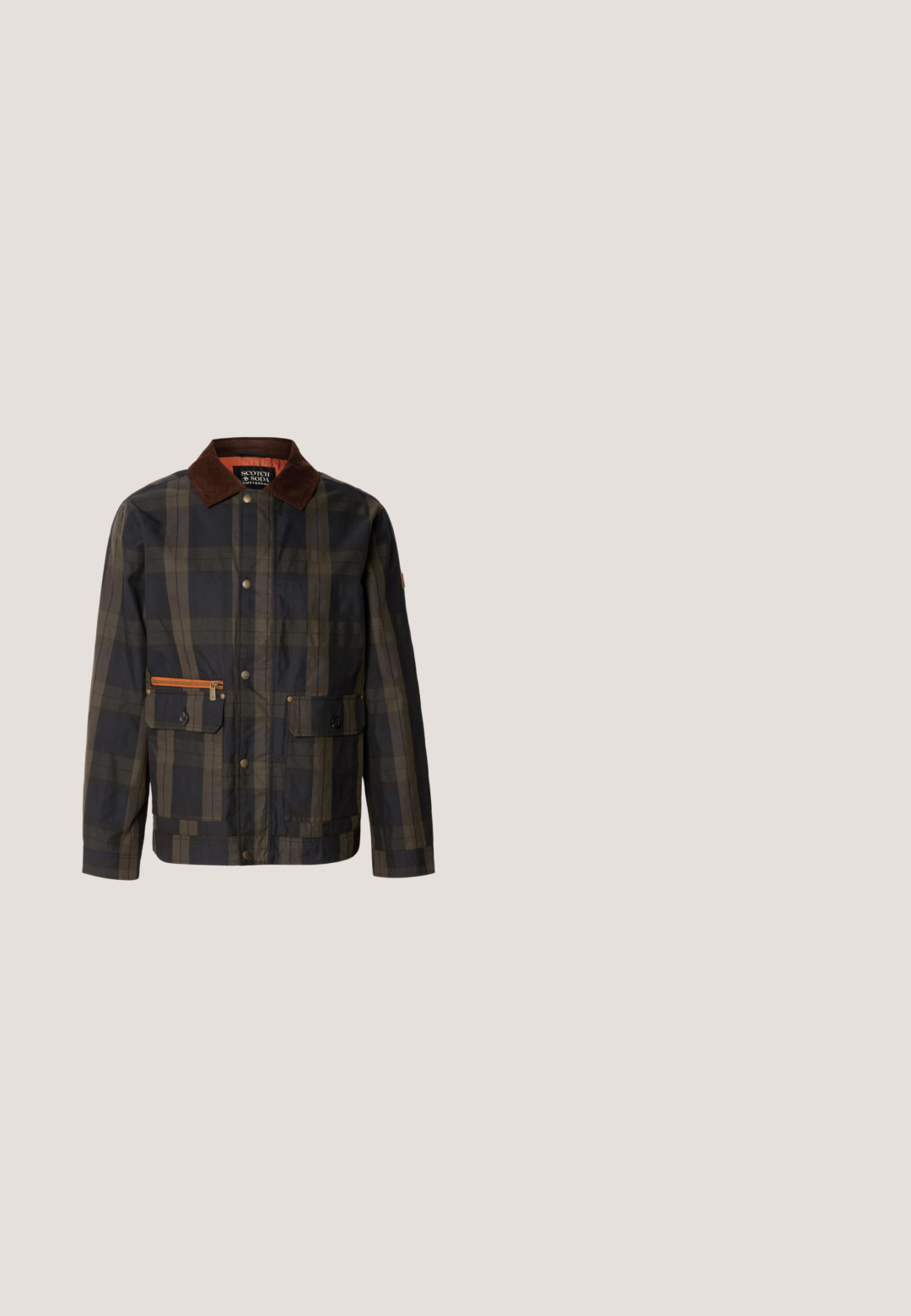 Scotch & Soda JACKET - Leichte Jacke - blackwatch check; Weißer Kabelstrickpullover mit Rundhalsausschnitt, langen Ärmeln und gerippten Bündchen sowie Saum. Die Oberflächenstruktur weist ein erhabenes Kabelmuster auf.; Weißes Langarmhemd aus Baumwolle mit einem Button-Down-Kragen, ausgestattet mit einer Brusttasche und einem kleinen gelben Logo auf der linken Seite.; Beige Slim-Fit-Hose mit Seitentaschen und einem braunen Ledergürtel mit Metallschnalle, auf weißem Hintergrund dargestellt.; Schwarze Leder-Loafer mit glatter Oberfläche, gesteppten Details am Obermaterial und einer flachen Gummisohle.; Brauner geflochtener Ledergürtel mit rundem goldfarbenem Schnallenverschluss. Verfügt über eine strukturierte Weboptik und eine glatte Verarbeitung an den Kanten.