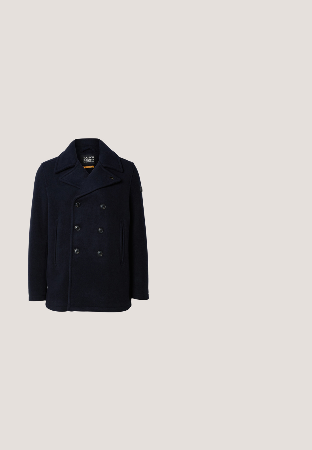 Mørkeblå uld peacoat med dobbeltradet design, stor klapkrave og to forlommer. Har sorte knapper og skulderlap.; Blå polo skjorte lavet af bomuld med en tre-knaps lukning, med kontrasterende hvide og marineblå striber på kraven og ærmeslidsene.; Mørkeblå denim jeans med lige snit, fem lommer og synlige stikninger. Har en knaplukning i taljen.; Mørkeblå ruskinds Chelsea-støvle med elastisk sidepanel, trækstrop på bagsiden og lav stablet hæl på en ensfarvet lys baggrund.; Lacoste CROSSOVER BAG CLASSIC - Skuldertasker - noir; Sølvmetall armbånd med fladt lås, der indeholder rektangulære og rundede led i et gentagende mønster.