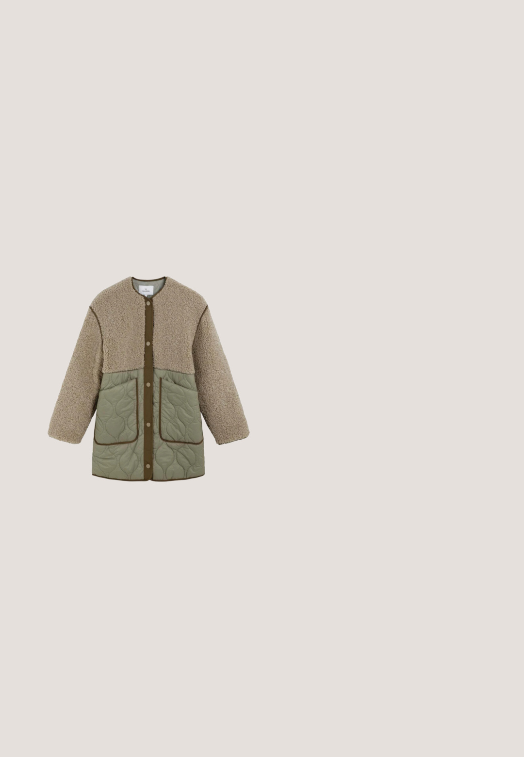 Manteau long beige et vert olive avec une partie inférieure matelassée, de grandes poches avant, des boutons à pression et une partie supérieure et des manches en polaire texturée.; Cardigan tricoté rose vif avec texture côtelée, bordure en dentelle et broche décorative en forme de cœur ornée de perles. Étiquette de la marque visible.; Chemise à manches longues avec des rayures horizontales roses et blanches, col rond et étiquette Marc O'Polo au niveau du col.; Jeans en denim bleu clair avec une coupe droite, cinq poches, braguette à boutons et décoloration subtile sur les cuisses. Couture contrastée visible.; Baskets basses en daim rose avec des bandes blanches sur les côtés, semelle marron, lacets à l'avant et accent orange au talon.; Sac bandoulière en cuir rose clair avec un rabat arrondi, une fermeture à bouton doré et une fine bandoulière réglable. Texture lisse.