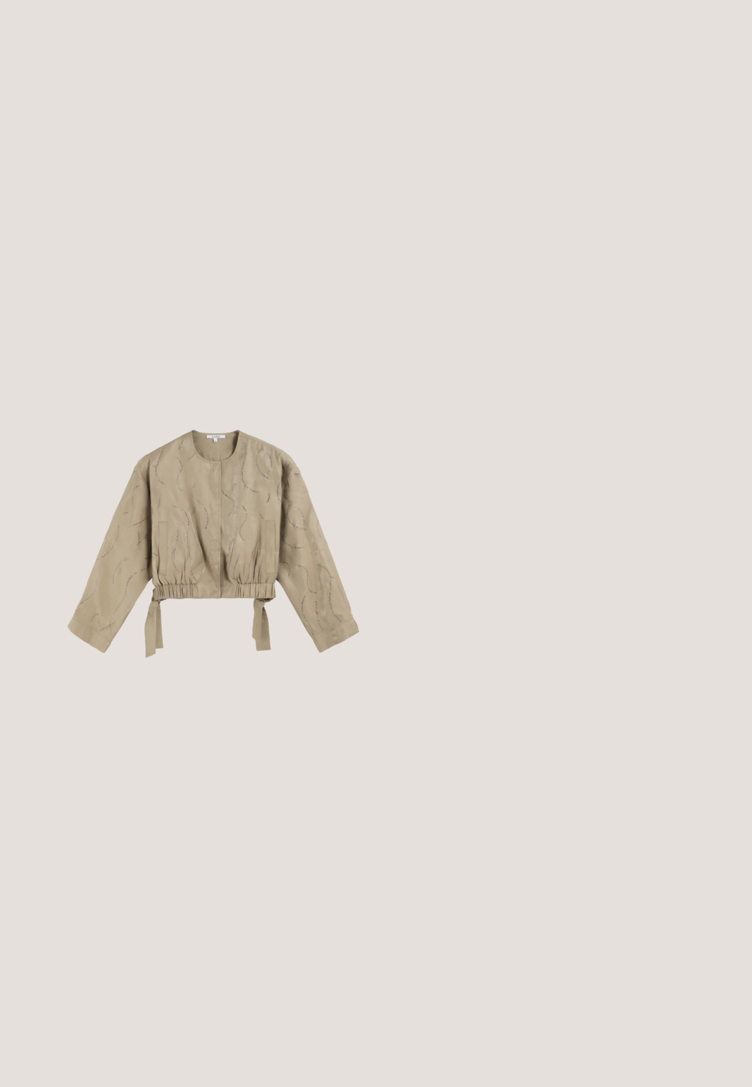 Beige cropped jack met lange mouwen, gathered taille en striksluitingen. Heeft een textuurpatroon met metalen draden. Glad stof.; Mouwloze jumpsuit met luipaardprint, V-hals, verstelbare taillekoord, brede pijpen en zwart-witte patroonbies bij de zoom.; Gouden platte sandalen met meerdere kruislings geplaatste banden versierd met kleine heldere rhinestones. Beschikt over een platte zool en een open hielontwerp.; Vierkante zwarte en beige zonnebril met schildpadmotief, met donkere verloopglazen en gouden slangenachtige getextureerde pootjes.; Gouden pailletten clutch met polsbandje, met een kralenontwerp van een martiniglas met twee olijven aan de voorkant.; Gouden armband met een complexe gaasontwerp met verbonden secties en een gladde rechthoekige sluiting. Geverfde oppervlakte met reflecterende accenten.