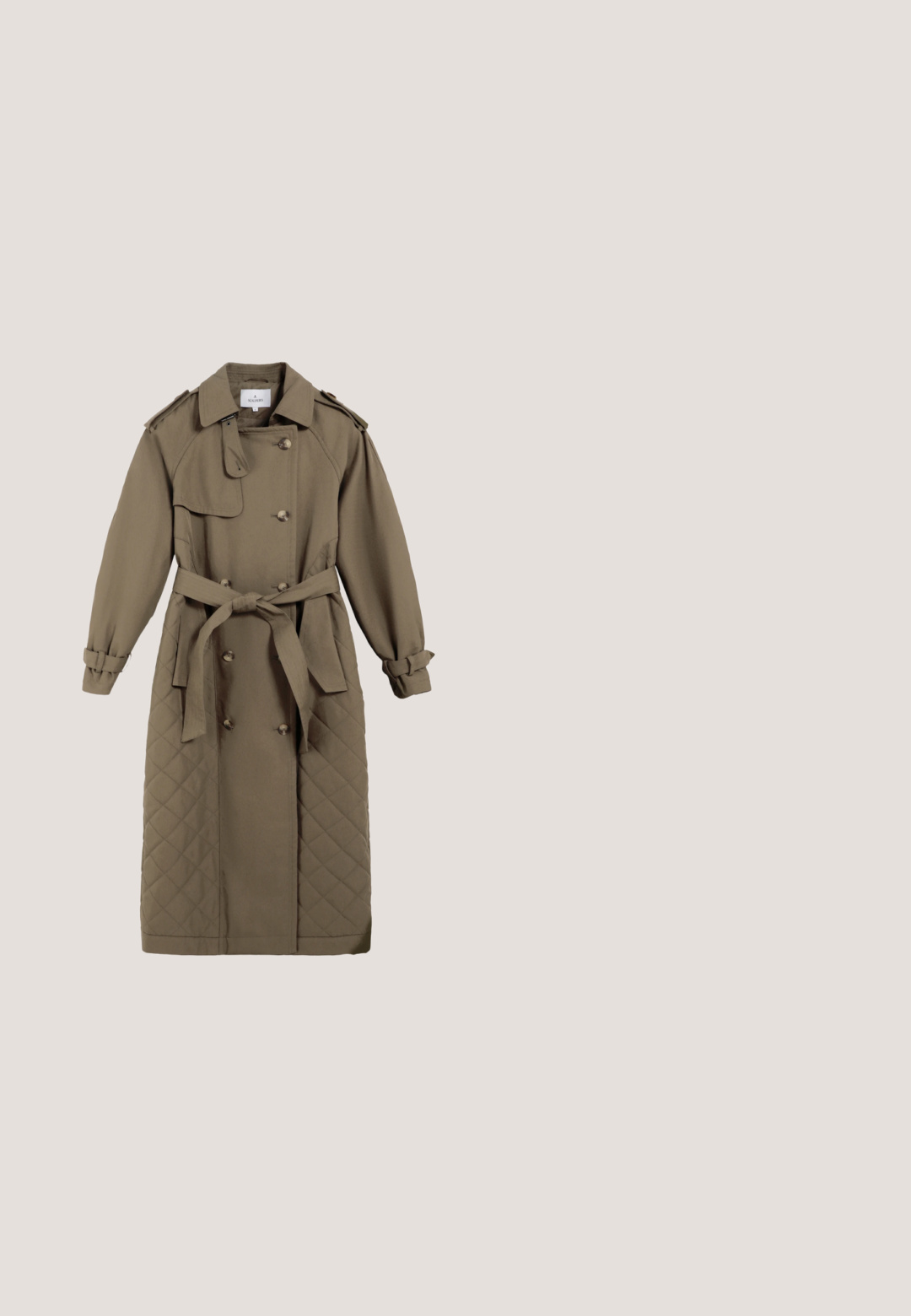 Olijfgroen trenchcoat met een gequilt textuur, dubbele knopen, een ceintuur op de taille, schouderepauletten en manchetten met banden.; Lichtblauwe trui van zacht materiaal, met een ronde hals, lange mouwen en ribgebreide boorden en onderkant. Glad textuur, casual ontwerp.; Grijze wijde broek gemaakt van gestructureerde stof, met voorplicten en een rechte snit, ontworpen voor een comfortabele pasvorm.; Zwarte suède instappers met een ronde neus en een kleine, platte hak. Heeft een gestikte rand en een decoratieve riemdetails.; Paarse zonnebril met een gradientlens, kunststof montuur en driehoekige cat-eye vorm. Bevat een subtiele logo en gouden accenten aan de zijkanten.; Donkerbruine suède rechthoekige handtas met bovenste handvat en afneembare schouderriem, gouden metalen sluitingen en flapsluiting.