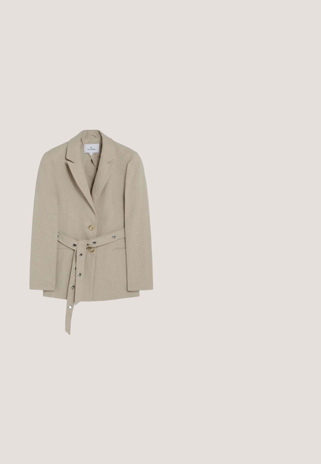 Beige skræddersyet blazer med hakkede revers, to knapper og et matchende bælte med metaldetaljer, vist på en hvid baggrund.; Ærmeløs, ribstrikket vest i bleg gul med V-hals og en mærkat med mærket "NEXT" inde i kraven.; Bredbenede beige bukser med høj talje, forreste læg, sidelommer og skjult frontlukning.; Vævede strå-sandaletter med en sort fodseng, der har to krydsgående stropper, tekstureret overflade og en gummisål med en kontrasterende kant.; Overdimensionerede firkantede solbriller med skildpaddemønster, mørke linser og gyldent mærke på stængerne.; Flettet stråtaske med brune læderremme og forlommer, med metalnitter på remmene.