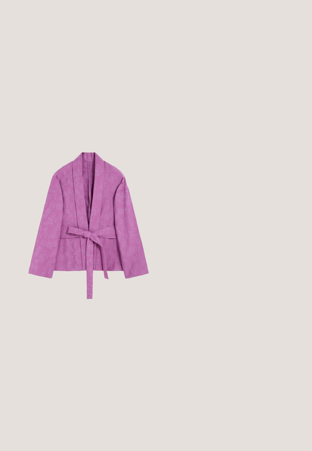 Lilla kimono-style jakke med lange ærmer, blomstret mønster, åben front og et bundet stofbælte i taljen mod en hvid baggrund.; Lilla satin camisole med tynde skulderstropper og lyserød blondekant langs V-udskæringen og siderne.; Fuchsiafarvet omslagskørt lavet af glat stof, med et asymmetrisk design der har drapering og en knytning på venstre side.; Enkelt lilla metallisk højhælet sandal med tynde spænderem rundt om tæer og ankel på hvid baggrund.; Rosa læderhandtaske med en struktureret design, en klaplukning på toppen og et løkkeshåndtag. Glat tekstur med præcise stikninger.; Guld kædested med fem sommerfugle-formede vedhæng i pink og lilla, med intrikate detaljer og lukning med krabbe.