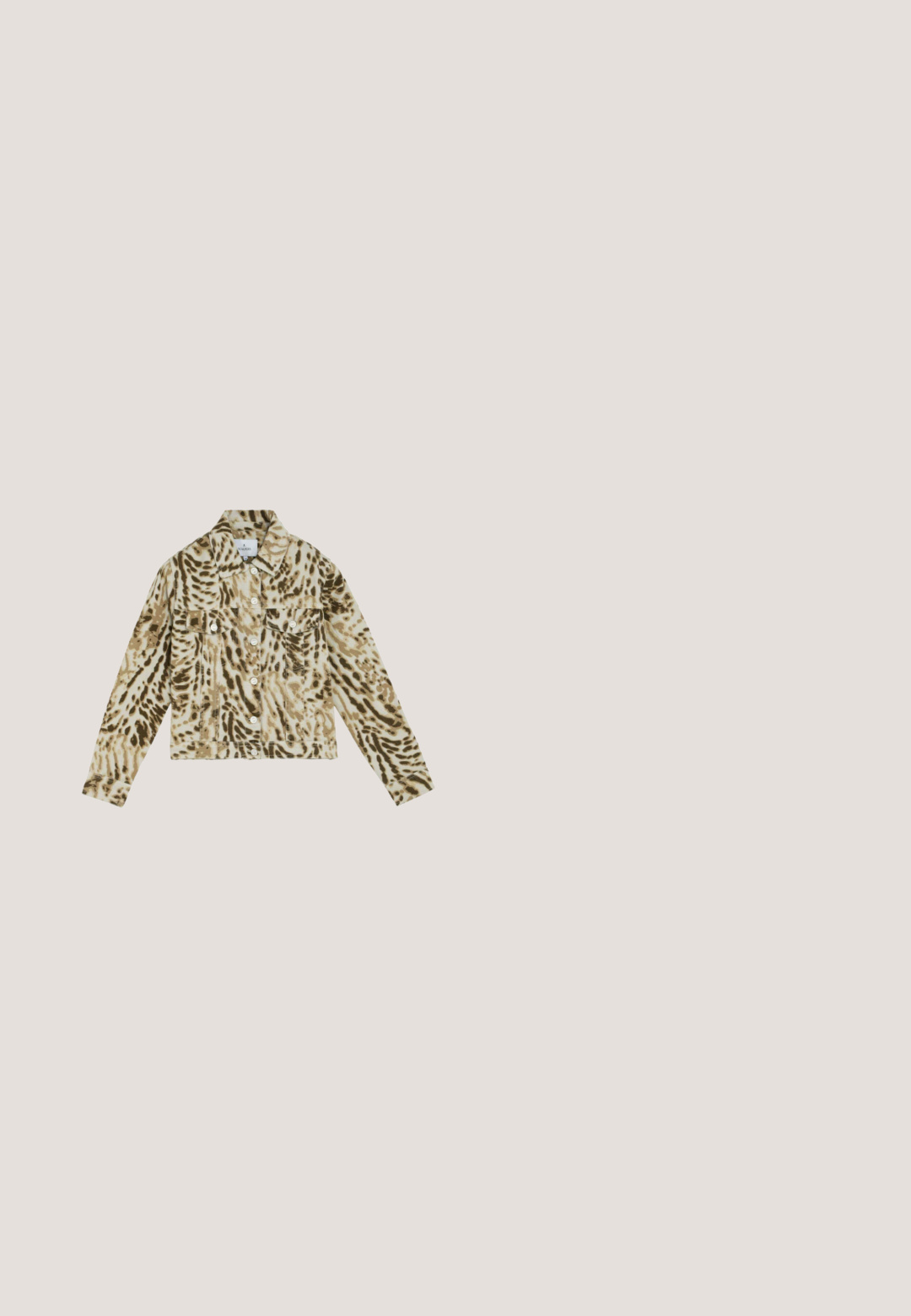 Beige en bruine denimjas met dierenprint, lange mouwen, knopen aan de voorkant, kraag en twee borstzakken met knopen.; Olijfgroene corduroy tuinbroeken met brede pijpen, verstelbare bandjes en een gestructureerd oppervlak. Eenvoudig ontwerp, geen zichtbare patronen of hardware.; Olijfgroene trui met lange mouwen en gerimpelde accenten op de schouders. Heeft een ronde hals en witte afwerking aan de zoom en halslijn.; Groene instapschoen met een dikke zwarte rubberen zool, bovenwerk van stof, verstelbare riempjes en een rood accent bij de hiel.; Bruine schildpad zonnebril met groene glazen, vierkante vorm, dikke pootjes met een luipaardprint en een subtiel merkdetail aan de zijkant.; Bruine geweven leren handtas met een hobo-vorm en een brede schouderriem. Beschikt over een gladde textuur en een ruime binnenkant.