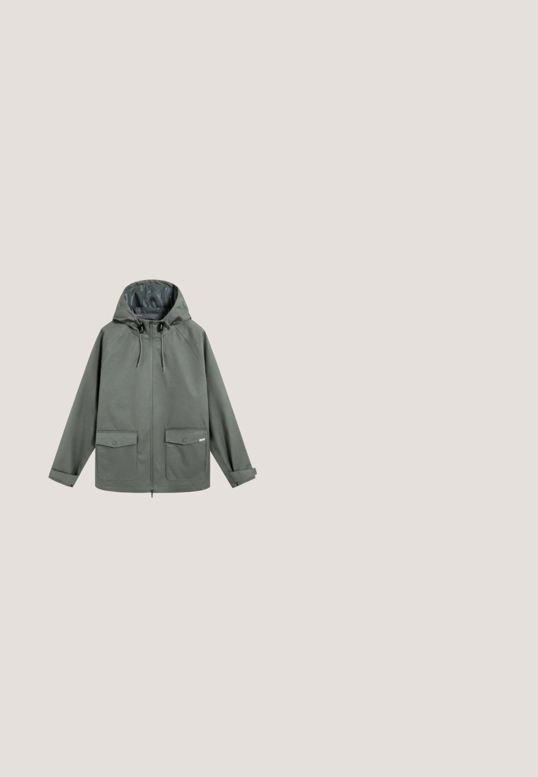 Grüne Kapuzenjacke aus strapazierfähigem Material mit einem frontalen Reißverschluss, zwei großen Klappentaschen und verstellbaren Kordeln an der Kapuze.; Strickpullover in Grün- und Lilatönen mit strukturiertem Muster, rundem Ausschnitt und gerippten Bündchen. Keine sichtbaren Verschlüsse oder Akzente.; Olivgrünes Baumwoll-T-Shirt mit Rundhalsausschnitt und kurzen Ärmeln, versehen mit einem kleinen tonalen Logo auf der linken Brust. Glatte Textur.; Beige gerade geschnittene Hose mit vorderen Bundfalten, seitlichen Taschen, Gürtelschlaufen, Knopfverschluss und umgeschlagenen Säumen, flach auf weißem Hintergrund liegend.; Braune Wildleder-Stiefeletten mit runder Zehenform, minimalen Nähten und einer strukturierten, klobigen Gummisohle. Mit Schnürdesign und Fersenlasche.; Dunkelgrüne rechteckige Reisetasche mit zwei kurzen Griffen, einem verstellbaren Schultergurt und einer vorderen Reißverschlusstasche.