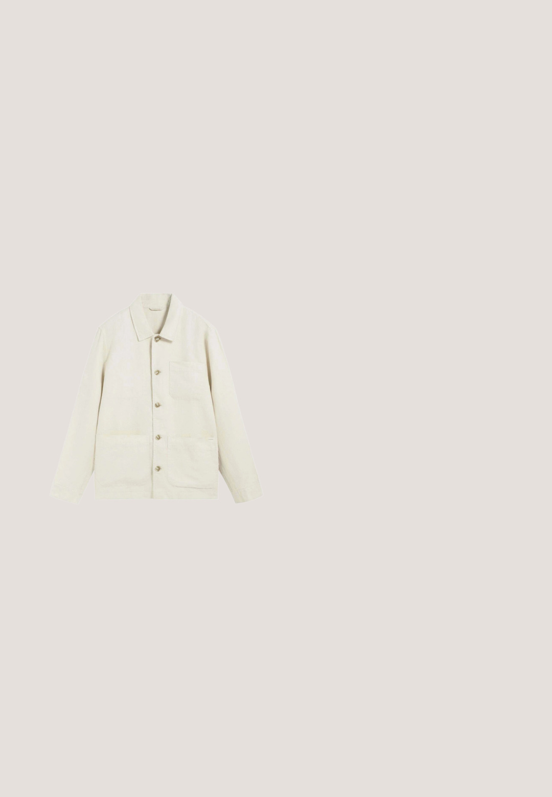 Chaqueta beige de manga larga con botones, cuello y tres bolsillos delanteros sobre fondo blanco.; Camisa de botones de manga corta en rayas azul claras y blancas. Presenta un cuello clásico y un corte relajado en una tela ligera.; Pantalones cortos beige hasta la rodilla con cintura elástica, trabillas para cinturón, cierre delantero con botón y cremallera, hechos de tela ligera.; Sandalia de cuero marrón con tiras cruzadas, suela plana negra y "bugatti" grabado en la tira superior, vista lateral sobre fondo blanco.; Gafas de sol de montura carey con lentes verdes redondeados, descansando sobre una superficie blanca.; Bolsa de lona en color blanco roto, con asas cortas y el texto impreso "LES DEUX" en letras negras en negrita. Diseño duradero y sencillo.