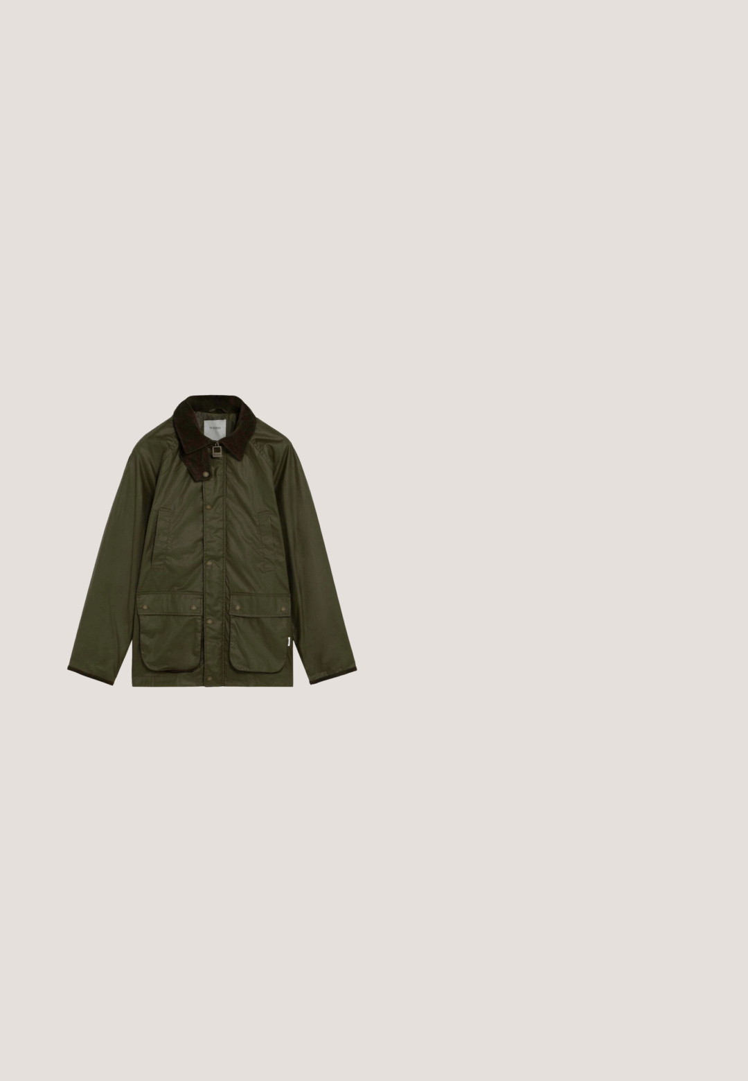 Chaqueta verde oscuro de manga larga con botones de presión, dos bolsillos delanteros con solapa y un cuello de pana marrón oscuro con cierre de hebilla.; Suéter de punto en verde oliva con un patrón geométrico en marrón, beige y negro. Cuenta con cuello redondo y puños y dobladillo acanalados.; Camisa de hombre de botón con un patrón de tartán en verde, marrón y azul marino, y un único bolsillo en el pecho.; Pantalones de pata de gallo en verde oscuro, con un forro beige, acentos azules, cierres de botón y bolsillos con cremallera.; Botines de ante marrón con punta redondeada, costuras mínimas y suela de goma gruesa y texturizada. Presenta un diseño de cordones y una pestaña en el talón.; Bolsa de viaje grande verde oliva con asas negras, un bolsillo frontal con cremallera y una correa de hombro ajustable sujetada en un lado.