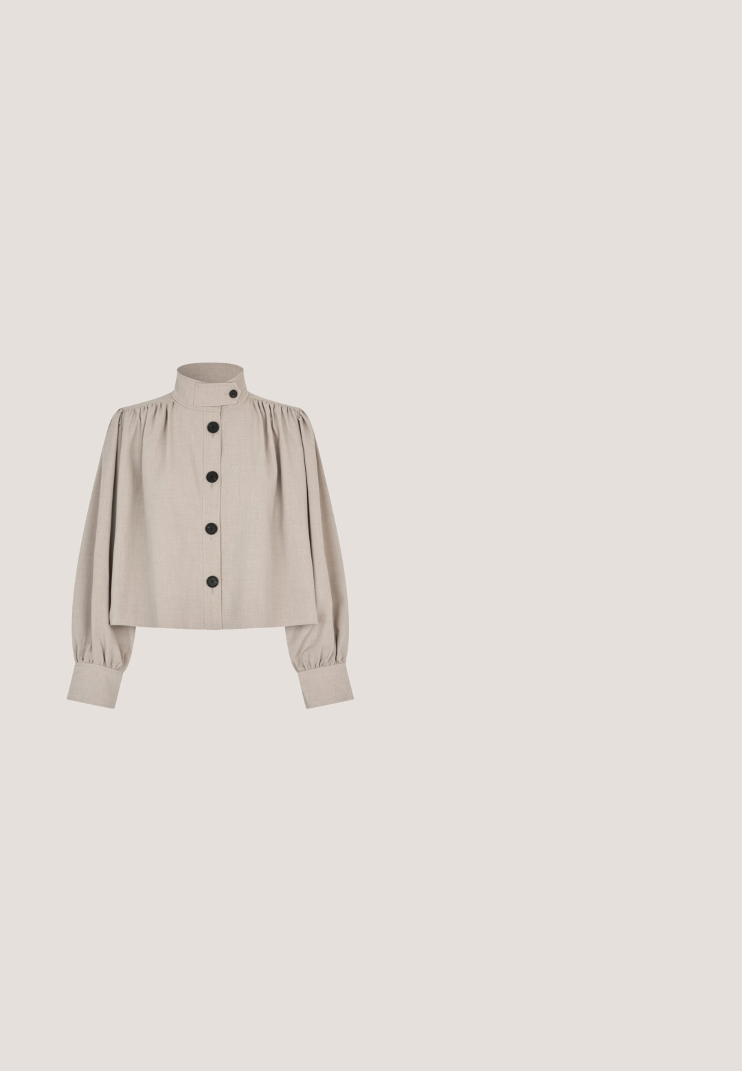 Beige kurz geschnittene Jacke mit hohem Kragen, aufgebauschten Ärmeln und schwarzen Knöpfen vorne. Aus einem strukturierten Stoff gefertigt.; Ein mintgrünes Trägerkleid mit plissiertem Rock, gerafftem Oberteil und strukturiertem Taillenbund. Hergestellt aus leichtem Stoff.; Slingback-Pumps aus glänzendem, dunklem braunem Lackleder, mit spitzem Schuhkopf, ausgeschnittenen Seiten und einem quadratischen Blockabsatz.; Sonnenbrille im Schildpatt-Look mit markanter quadratischer Form und braunen Gläsern. Verfügt über goldfarbene Hardware-Akzente an den Bügeln.; Beige strukturierte Tragetasche mit schwarzer Einfassung, kurzen Griffen, abnehmbarem Schulterriemen und goldfarbenem Ringdetail am Reißverschluss vorne.; Goldfarbene Gliederarmband mit Herzanhänger und kristallverziertem Akzent. Die Kette besteht aus miteinander verbundenen ovalen Gliedern. Hakenverschluss.