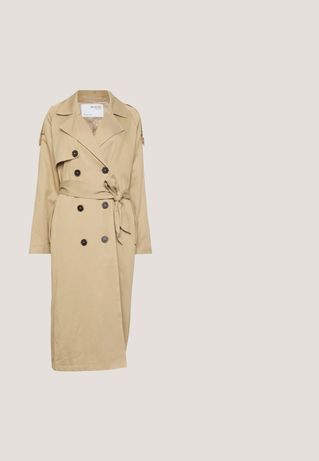 Beige trenchcoat med bælte i taljen, skulderklaffer, dobbeltknapper bagpå og foret indvendigt. Langærmede og bagventilation.; Marineblå og hvide stribede langærmede top med en bred halsudskæring og blødt, strækbart stof. Har jævne vandrette striber hele vejen igennem.; Sorte bukser med skræddersyet design, flad front, to sidelommer og lige benudskæring. Fremstillet af glat stof med en subtil glans.; Sorte læderslingback-sko med spids tå, lav hæl og åben bag. Forskønnede med en glat tekstur og minimalistisk design.; Flødefarvet kvadratisk tørklæde med små marineblå polkaprikker og en tynd marineblå kant, med "Lauren Ralph Lauren" tekst i hjørnet.; Sort læder crossbody taske med en rund form, der har en klaplukning og bløde, samlede detaljer. Justerbar rem for bekvemmelighed.