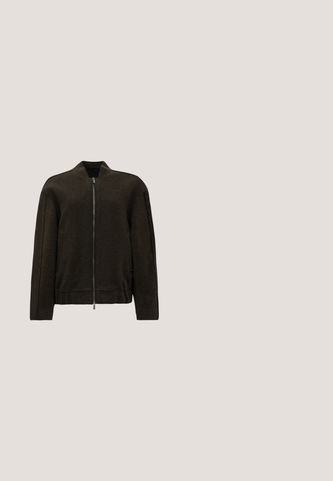 Chaqueta bomber de color verde oscuro, hecha de tejido texturizado, presenta un cierre con cremallera, cuello alto y bolsillos laterales con un diseño minimalista.; Camiseta corta marrón hecha de algodón suave, con escote redondo y mangas cortas. Textura lisa con sutiles detalles de costura.; Pantalones de velour gris con cintura con cordón acanalado, bolsillos frontales tipo parche y detalles con cordones abotonados en los bajos acampanados.; Zapato negro de cuero con cordones, flecos decorativos y tachuelas de metal colocado en una alfombra beige cerca de un mueble marrón.; Riñonera de cuero marrón oscuro con múltiples cremalleras doradas, cada una con un pequeño colgante en forma de corazón.; Par de pendientes de aro con forma de corazón abierto en tono dorado sobre un fondo blanco liso.