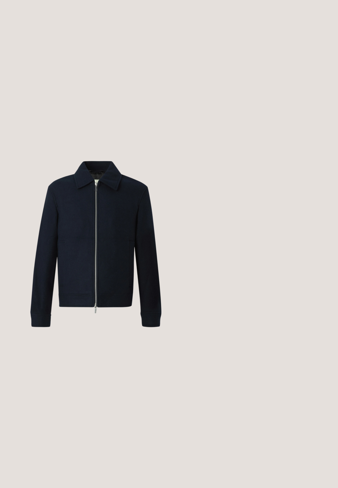 Marineblauwe wollen herenjack met rits aan de voorkant, puntige kraag, lange mouwen en zijzakken op een witte achtergrond.; Navy shirt met korte mouwen, voorzien van verticale witte strepen, een geknipte kraag en zwarte knopen aan de voorkant. Gemaakt van lichtgewicht stof.; Donker marineblauwe rechte broek met elastische tailleband en verborgen voorzijde sluiting, weergegeven op een effen lichte achtergrond.; Bruine leren enkelboots met een ronde neus, veter sluiting en een zwarte rubberen zool. Voorzien van een lus aan de achterkant voor een gemakkelijker aan- en uittrekken.; Donkerbruine gestructureerde leren crossbodytas met verstelbare riem en klein decoratief blauw accent aan de zijkant.; Marineblauwe geweven stoffen riem met zilverkleurige metalen gesp en leren accenten, opgerold op een witte achtergrond.