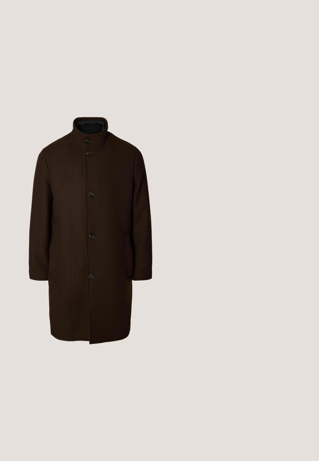 Abrigo largo de lana marrón oscuro con cuello alzado y cinco botones negros en la parte delantera, con bolsillos laterales y mangas largas.; Selected Half-zip Knitted Wool Blend - Jersey de punto - chocolate torte; Clean Cut Copenhagen OXFORD STRETCH PLAIN - Camisa - dark brown melange; Pantalones marrones de corte recto para hombre, con cierre de botón y cremallera, trabillas para cinturón y bolsillos laterales.; Botas Chelsea de cuero marrón con paneles laterales elásticos, detalles de brogue en la puntera y una suela de goma texturizada con tacón de madera.; Neceser de cuero marrón con textura suave, forma rectangular, cierre de cremallera y un asa lateral. Logo "Howard London" grabado en la parte frontal.