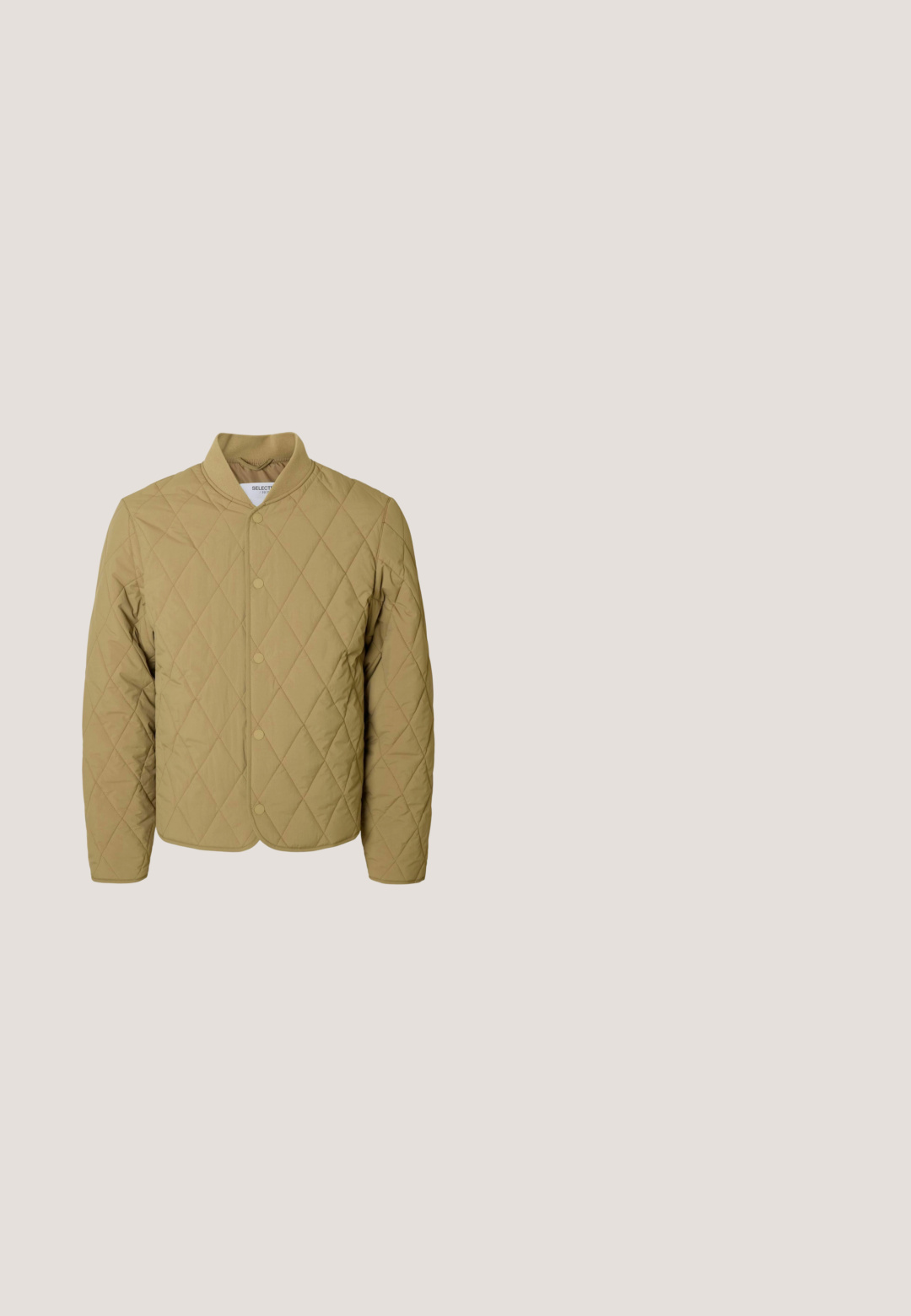 Veste matelassée marron clair avec boutons-pression, col côtelé, manches longues et motif de couture en losange.; Sweat-shirt beige en tissu doux, doté d'un col zippé, d'un col, et d'une coupe décontractée avec un simple détail de couture horizontale.; Chemise en velours côtelé marron avec col boutonné, poche avant, manches longues et texture rayée verticale.; Pantalons en lin beige avec taille à cordon, design à jambes droites et fermeture à bouton à l'avant. Texture lisse avec un motif subtil.; Bottes chelsea en cuir marron avec un bout arrondi, un design à lacets, une surface texturée et une semelle en caoutchouc noire. Comprend un petit talon et une languette.; Trousse de toilette rectangulaire en cuir marron avec poche avant zippée et poignée latérale, présentée sur fond blanc.