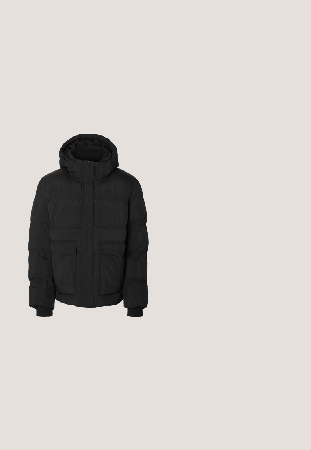 Zwarte pufferjack met een capuchon, voorzien van een gestructureerd uiterlijk, twee frontzakken en elastische manchetten voor warmte en comfort.; Fleece hoodie in donkergrijs met een gestructureerd oppervlak, een kangaroozak en ribgebreide cuffs en zoom. Heeft een klein logo op de borst.; Witte oversized T-shirt met kleine zwarte "LOST YOUTH™" tekst in het midden van de borst, ronde hals en korte mouwen.; Cargo pants in donkergroen, gemaakt van stof met een gladde textuur, met een trekkoord in de taille en twee zijvakken.; Zwarte sneaker met witte zool en hielstuk, met een verhoogd "ck"-logo aan de zijkant, getoond tegen een achtergrond van een grijze gepolijste vloer en een muur van glazen blokken.; Zwarte stoffen zak met twee voorzijde ritszakken, geborduurde tekst, rechthoekige vorm, duurzame textuur en discreet ontwerp.