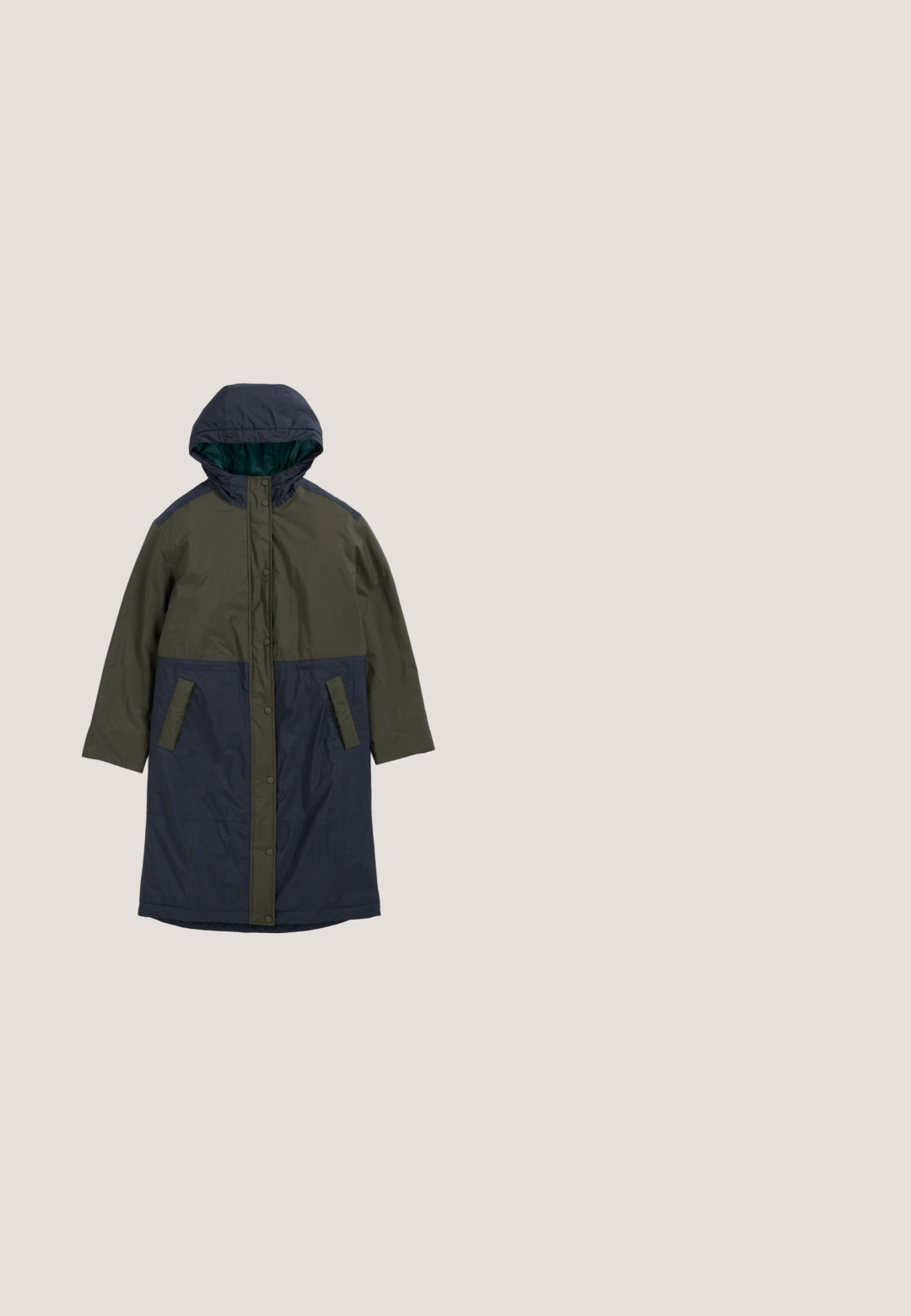 Lange, gevoerde jas in donkergroen en marineblauw, gemaakt van gladde stof. Voorzien van drukknoopsluitingen en twee voorzakken. Minimalistisch ontwerp.; Petrolblauwe, fijngebreide trui met lange mouwen, voorzien van een subtiel, textuurrijk geometrisch patroon en een geribde halslijn, manchetten en zoom, plat uitgestald op een witte achtergrond.; Teal coltrui gemaakt van zachte, textuurstof. Heeft lange mouwen en een hoge kraag. Eenvoudig ontwerp zonder patronen of versieringen.; Groene corduroy broek met een rechte pasvorm, voorzien van voorzakken, een enkele knoopsluiting en een subtiele textuur in de stof.; Groene suède sneaker met een wit hartontwerp aan de zijkant, witte getextureerde hak en beige rubberen zool. Voorzien van witte veters en stiksels.; Groene totebag met dierenpatroon met herten, vossen en loof. Gemaakt van synthetisch materiaal met twee lange hengsels en een ritssluiting.