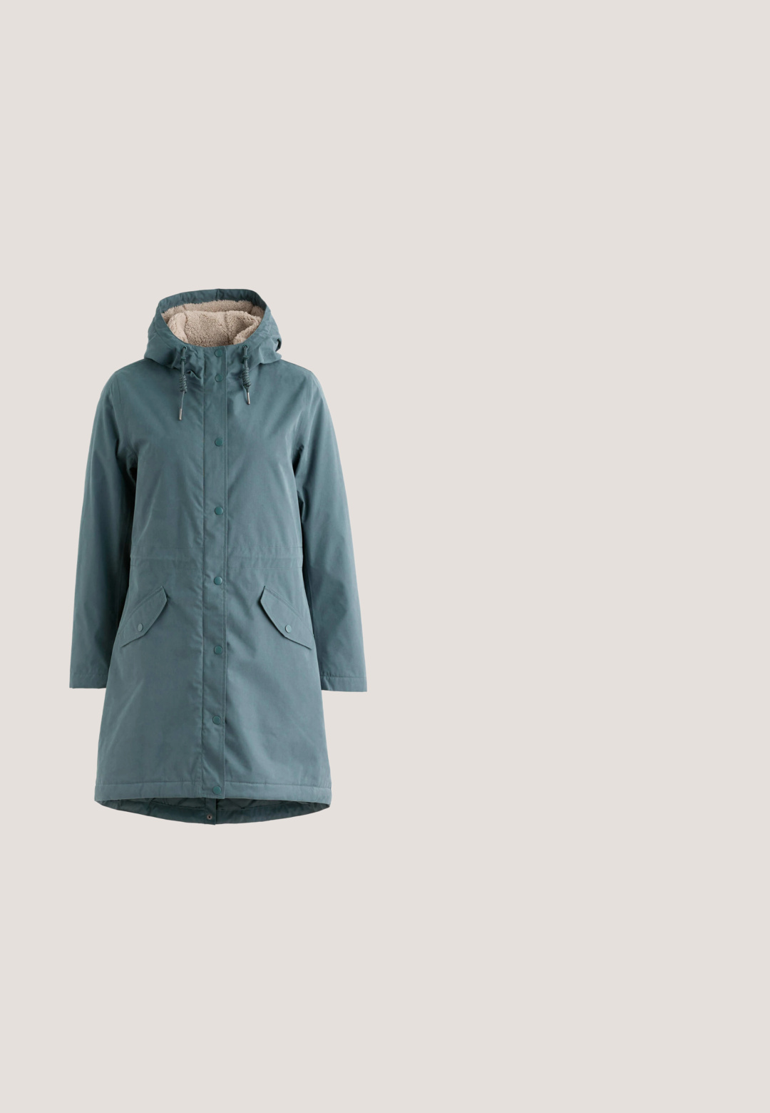 Parka à capuche bleu sarcelle avec fermeture à boutons, deux poches à rabat à l'avant et doublure polaire beige clair visible à l'intérieur de la capuche. Aucune personne présente.; Pull à manches longues en bleu sarcelle avec un motif horizontal texturé, un col rond et une finition en tissu doux et lisse.; Robe tricotée verte à manches longues, col rond et poignets côtelés. Présente une petite étiquette de logo près de l'ourlet.; Baskets en daim vert clair avec semelle et lacets blancs, ornées d'œillets dorés et de petits accents de logo sur le côté.; Sac fourre-tout en cuir texturé gris avec deux poignées et un fermoir à pression. Présente une étiquette bleue avec le nom de la marque pour le détail.; Paire de boucles d'oreilles pendantes en argent avec de longs crochets courbés, ornées de pierres rondes jaunes serties dans des bases circulaires en métal texturé.