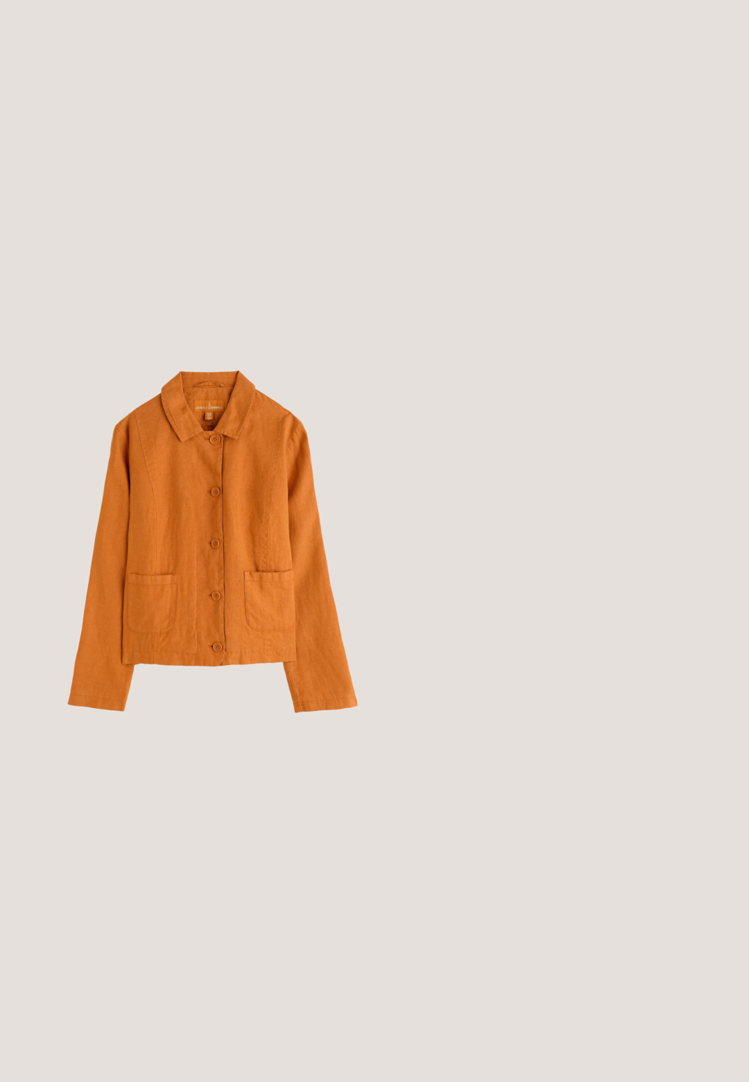 Oranje linnen jasje met een kraag, voorknopen en twee opgestikte zakken. Zachte textuur en lichtgewicht ontwerp, geschikt voor layering.; Korte mouwen oranje t-shirt van zachte stof, met een ronde hals en een relaxte pasvorm met een rechte onderrand en zonder zichtbare patronen.; Blauwe wijde spijkerbroek met elastische tailleband, aantrekkoord en voorzakken, getoond tegen een witte achtergrond.; Low-top sneaker met geel suède bovenwerk, petrolkleurige hiel- en veteroogpanelen, oranje neus, roze veters, witte strepen en bruine rubberen zool.; Gele leren handtas met ritssluiting, klep en afneembare schouderriem; voorzien van een sieraccent met goudkleurige hardware.; Goudkleurige gebogen ring met een gladde, gepolijste textuur. Heeft een organische vorm en een kleine opening aan de bovenkant voor aanpassing.