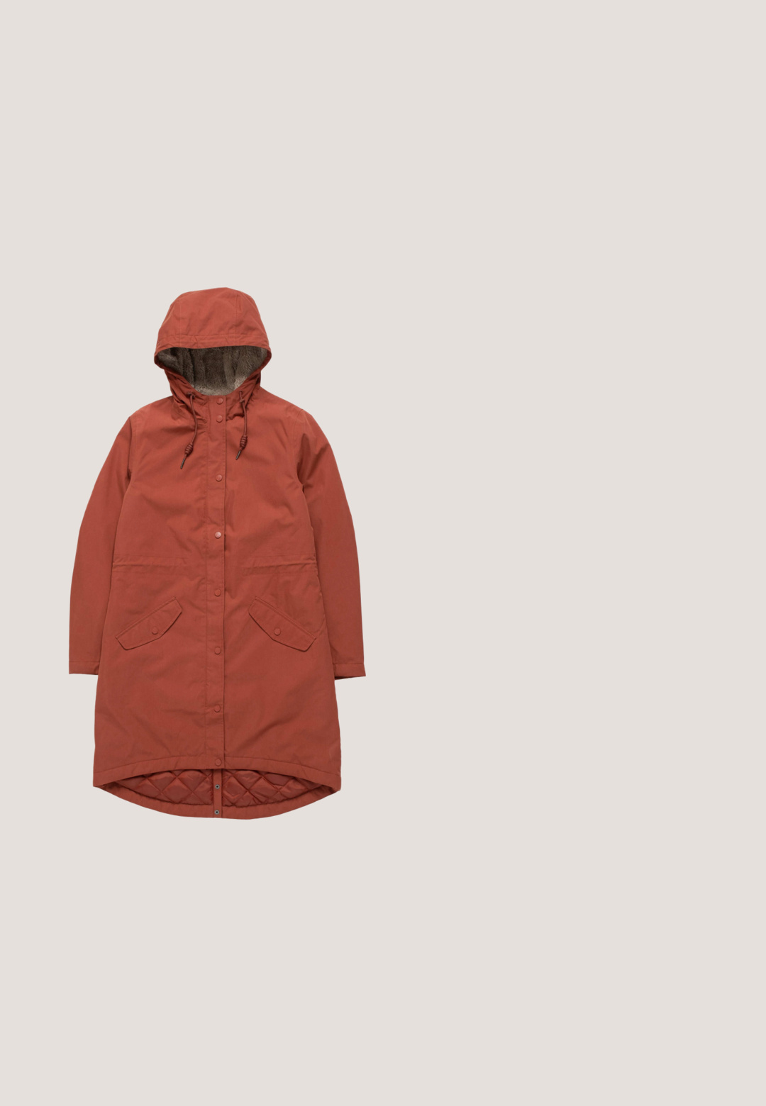 Rode waterdichte parka met een capuchon, trekkoordsluiting, twee voorkisten en een gevoerde voering. Heeft knopen en een lange pasvorm.; Oranje lange mouw zip-up hoodie met voorzakken, trekkoordkap en geribbelde manchetten en zoom, weergegeven tegen een witte achtergrond.; Korte mouwen T-shirt in licht koraal, gemaakt van zachte katoen, met een ronde hals en een gladde textuur zonder patronen of accenten.; Losse broek in roestkleur met wit bloemenpatroon, elastische tailleband en voorstrik met kwastjes.; Low-top sneaker van oranje suède met crème leren accenten, beige veters en een buitenzool van gumrubber.; Koraal leren schoudertas in halvemaanvorm met verstelbare band en gouden rits, met klein gouden "Lancaster Paris" logo aan de voorkant.