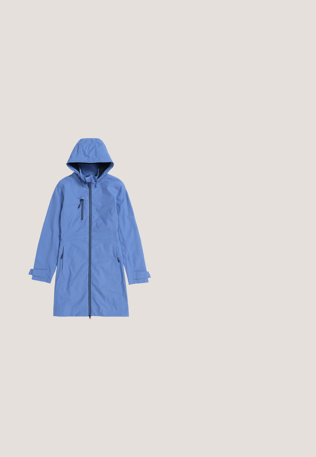 Hellblaue wasserdichte Jacke mit Kapuze, durchgehendem Reißverschluss, Seitentaschen und verstellbaren Bündchen. Glatte Textur mit minimalistischem Design.; Blauer Langarmstrickpullover mit strukturierten geometrischen Mustern sowie geripptem Kragen, Bündchen und Saum, flach auf weißem Hintergrund liegend.; Locker sitzendes, blaues Kurzarm-Top mit weitem Bootsausschnitt, geradem Saum und leicht strukturierter Stoff, flach auf weißem Hintergrund ausgebreitet.; Blaue Denim-Boyfriend-Jeans mit Umschlägen, vorderem Knopf- und Reißverschluss sowie sichtbaren Vordertaschen.; Hellblaue Wildledersneaker mit abgerundeter Zehe, weißen Akzenten und strukturierter Gummilaufsohle in Karamellfarbe. Verfügt über sechs Ösen für Schnürsenkel und ein minimalistisches Design.; Tragetasche mit vertikalen hellblauen und weißen Streifen, zwei langen hellblauen Griffen und einem kleinen geprägten Logo in der vorderen Mitte.
