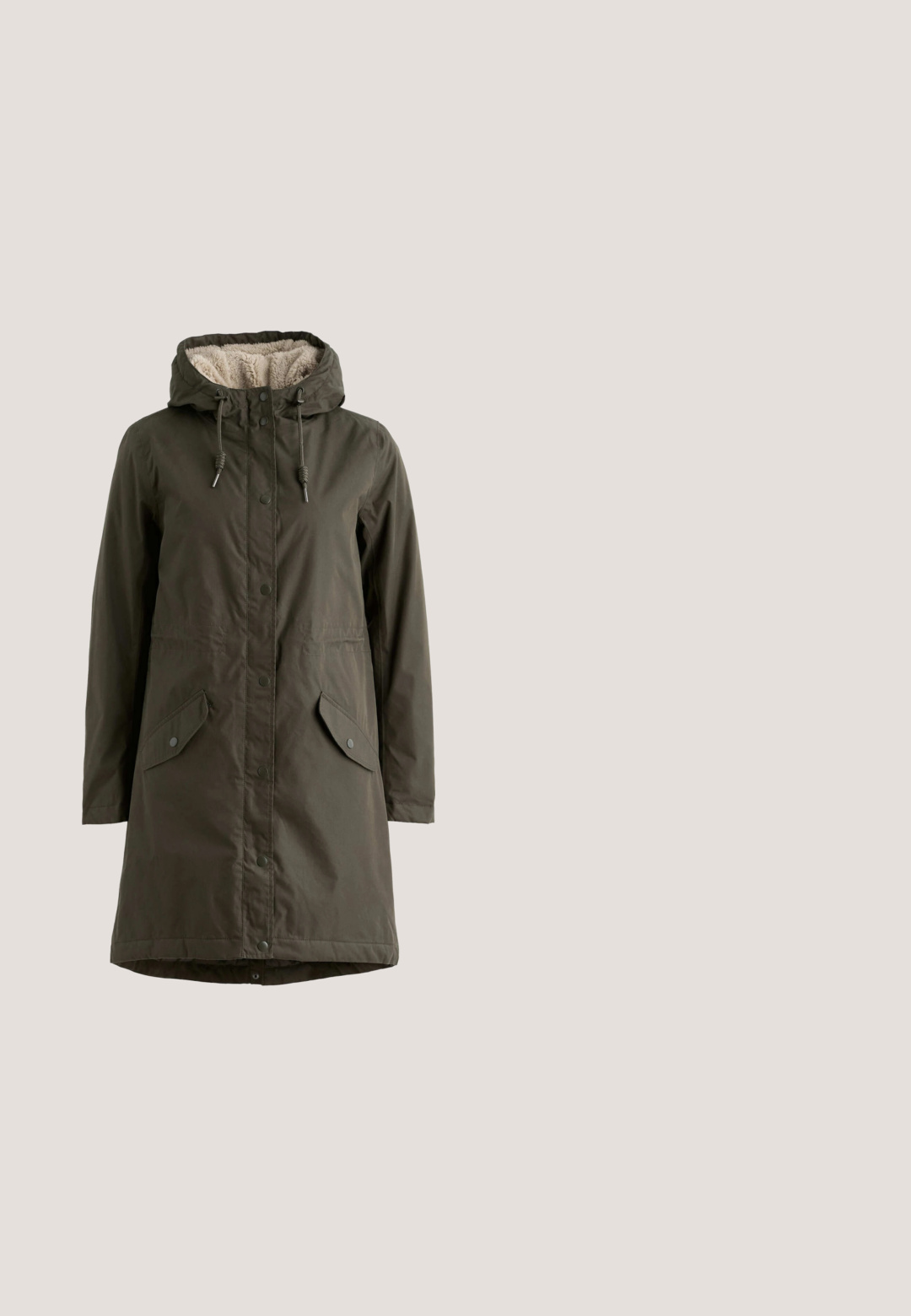 Lang mørkegrøn parka med hætte, snoretræk, trykknapper, to frontlommer med flap og lyst fleecefor i hætten.; Oliven grøn langærmet skjorte med hvide vandrette striber. Rund halsudskæring og afslappet pasform. Bemærkelsesværdige detaljer inkluderer et lille emblem ved kanten.; Mørkegrå cargobukser med lige ben, sidelommer, knaplukning og bæltestropper, vist fladt på en hvid baggrund.; Grønne gummistøvler i knæhøjde med en tekstureret sål, rund tå, justerbar spænde på siden og glat finish.; Grønfarvede solbriller med firkantet stel, gradient brune glas og slanke sorte stænger med subtil branding på siden.; Oliven grøn polstret tote bag med to robuste håndtag, der har en glat, tekstureret overflade og en vinklet form. Ingen synlig hardware.