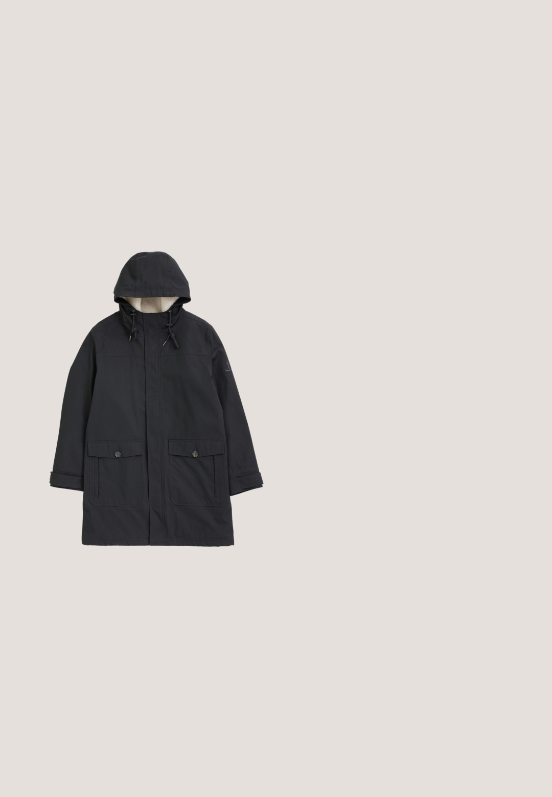 Sort hætteparka med blødt for, to frontlommer med klap, justerbare snore og knaplukninger på lommerne.; Mørkebrun pullover trøje med høj krave og lynlås i kvart længde. Har et tekstureret diamantmønster over det hele. Lange ærmer.; Langærmet skjorte i mørk lilla stof med et subtilt mønster, knaplukning foran og en enkelt brystlomme. Har en krave ved halsen.; Mørkeblue denimjeans med lige ben, der har lynlås i fly, metalknapper og kobbernitter. Glat tekstur, ingen synlige mønstre.; ALDO FRIELIA - Støvletter - cognac; Sort præget læderbæltetaske med lynlåslomme foran og Lacoste-logo på en ensfarvet baggrund.