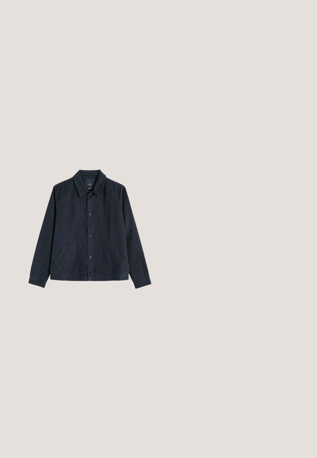 Veste pour homme bleu marine foncé à boutons avec col et deux poches avant inclinées, en tissu texturé.; Pull gris en tissu tricoté texturé avec un motif en zigzag, col rond, poignets et ourlet côtelés. Coupe régulière.; Chemise longue à manches longues bleu marine foncé avec col pointu et poignets boutonnés, présentée sur un fond blanc.; Shorts pour hommes bleu marine foncé avec fermeture par bouton, passants de ceinture et poches avant, affichés sur fond blanc.; Bottines Chelsea noires en daim avec des panneaux latéraux élastiques, texture lisse, bout rond et une languette au talon. Semelle en caoutchouc plate.; Trousse de toilette en cuir noir avec une poche zippée horizontale à l’avant et une poignée latérale sur fond blanc.