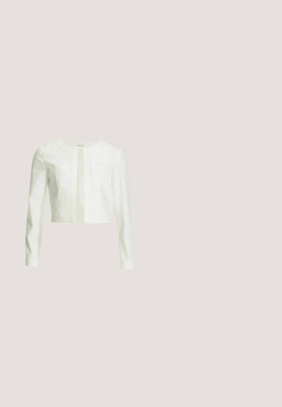 Witte cropped jas van een katoenmengsel, met lange mouwen, twee borstzakken en een ronde halslijn met een nette voorzijde opening.; Witte jumpsuit met een ruches kraag en een ontwerp met wijde pijpen, met een stoffen riem die in de taille is geknoopt. Soepele textuur en elegante silhouette.; Witte patenten leren hoge hak met een open zijkant, spitse neus, enkelband met gesp en een stevige blokhak.; Witte vierkante zonnebril met gradient grijze lenzen en goudkleurige metalen accenten op de tempels. Glad kunststof frame met een matte afwerking.; Witte leren handtas met textuurafwerking, driehoekige gouden accent op de klep, bovenste handvat en afneembare schouderriem.; Gouden ronde stud oorbellen met een spiraalontwerp, versierd met heldere kristalaccenten rondom de rand en een centraal decoratief element.