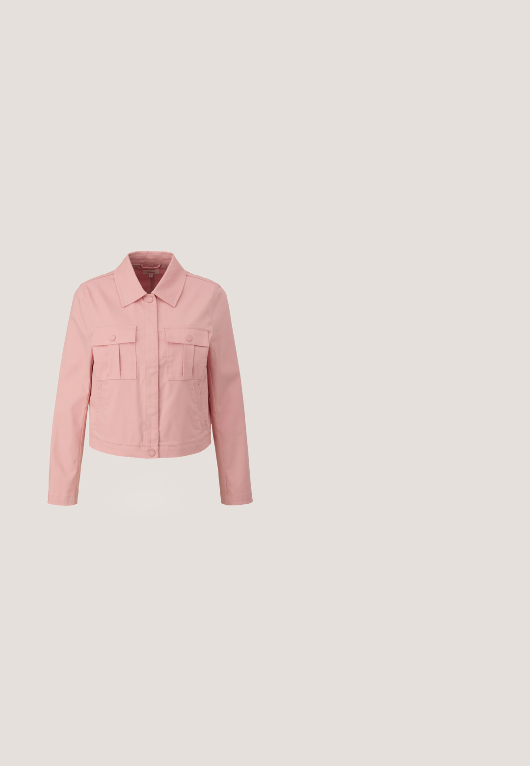 Helle rosa, kurz geschnittene Jacke aus gewebtem Stoff, mit Kragen, Knopfverschluss und zwei vorderen Klappentaschen. Glatte Textur, lässiges Design.; Maxikleid aus leichtem Stoff in zartem Rosa, mit Fruchtmotiven, Knöpfen vorne und Puffärmeln sowie einer taillierten Passform.; Beige Slingback-Absatzschuh mit leicht spitzem Zehenbereich und drei horizontalen Riemen auf der Vorderseite. Mit einem mittelhohen Absatz und glatter Textur.; Braune durchsichtige Katzenaugen-Sonnenbrille mit dunklen Gläsern, die auf einer weißen Oberfläche liegt.; Cremfarbene Clutch mit geprägtem Blumenmuster, goldfarbener Kettenriemen und einer kleinen Metallplakette mit der Aufschrift "ANNA FIELD" auf der vorderen Klappe.; Zarte doppellagige goldene Halskette mit gleichmäßig verteilten kleinen weißen Perlen auf schlichtem hellem Hintergrund.