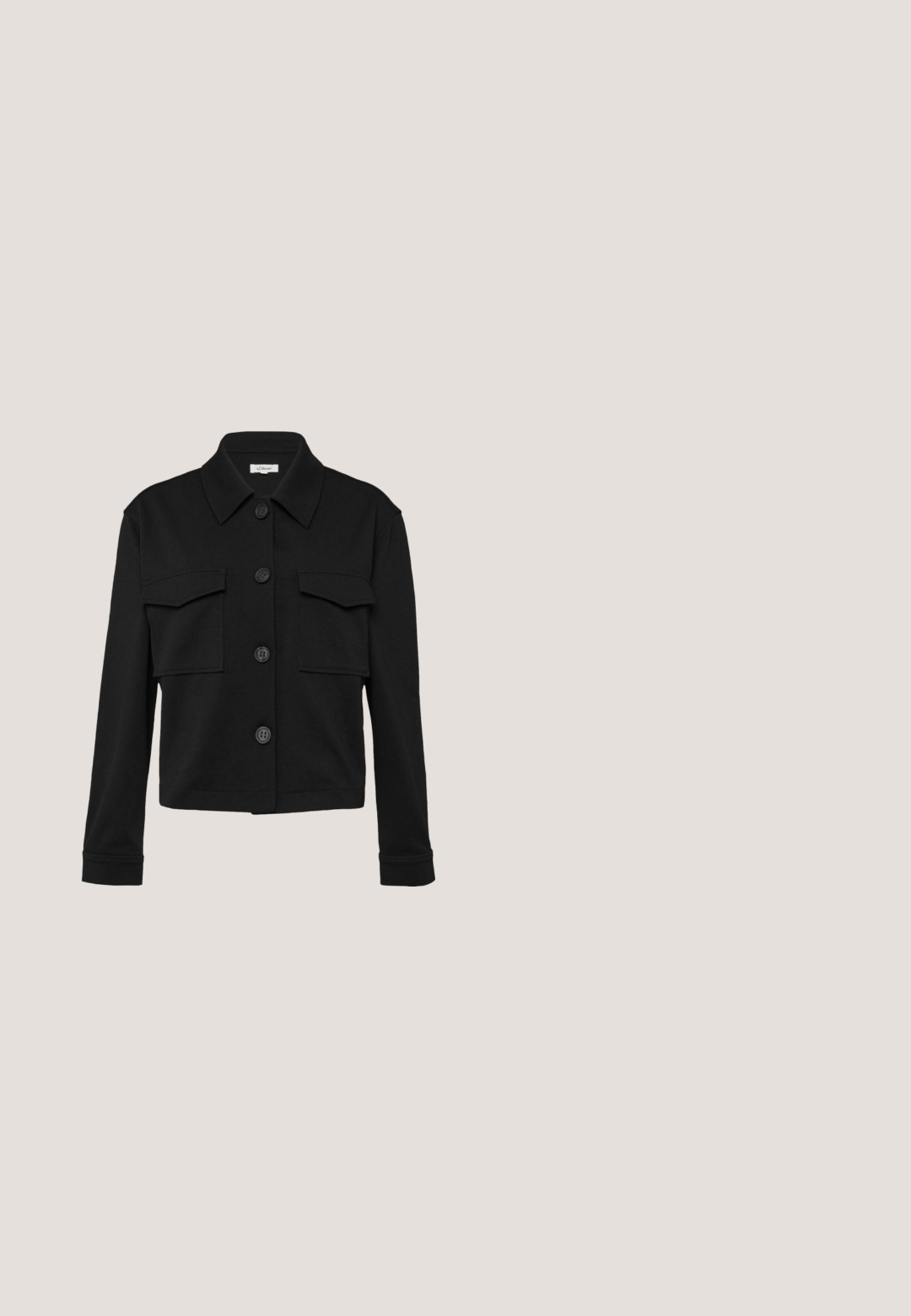 Zwarte cropped jas met een kraag, twee borstzakken en knoopsluitingen. Gemaakt van een zachte, lichte stof.; Zwart-wit gestreepte short-sleeve shirt met een ingeënte kraag en knoopsluiting, met een boxy pasvorm en lichtgewicht stof.; Zwarte casual shorts met elastische tailleband en trekkoord, voorzien van twee voorzakken en een losse pasvorm.; Zwarte geweven platte schoen met spits toelopende neus en twee verstelbare dubbele gespbanden over de wreef.; Zwarte geweven leren schoudertas met een halve maan vorm, voorzien van een ritsluiting en een verstelbare band. Soepele textuur met een subtiele glans.; Zwarte koordketting met een onregelmatige, glanzende zilverkleurige metalen hanger in het midden en een verstelbare knoop aan de bovenste uiteinden.