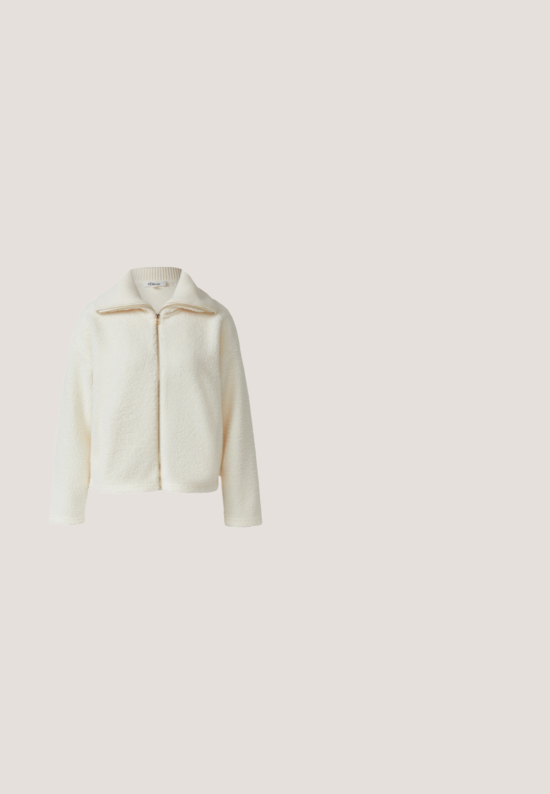 Chaqueta de forro polar color crema con cuello alto, cierre completo en la parte frontal y superficie suave y texturizada. Presenta mangas largas y un ajuste relajado.; Top de manga larga color crema con un patrón floral texturizado, diseño recortado y dobladillo con forma de concha. Hecho de una tela liviana y semitranslúcida.; Pantalones beige de pierna ancha con pinzas frontales, trabillas para cinturón y bolsillos laterales, diseñados para un ajuste relajado.; Zapatilla color beige claro con parte superior de ante y malla, que presenta un diseño de estampado de leopardo rosa en el lateral. Suela de goma plana, cordones blancos y logotipo.; Bolsa tote acolchada de color crema con asas cortas y cierre de cremallera, mostrada sobre un fondo blanco.; Collar de cadena de oro con tres colgantes circulares enlazados y pequeños cristales, un diseño delicado y longitud ajustable.