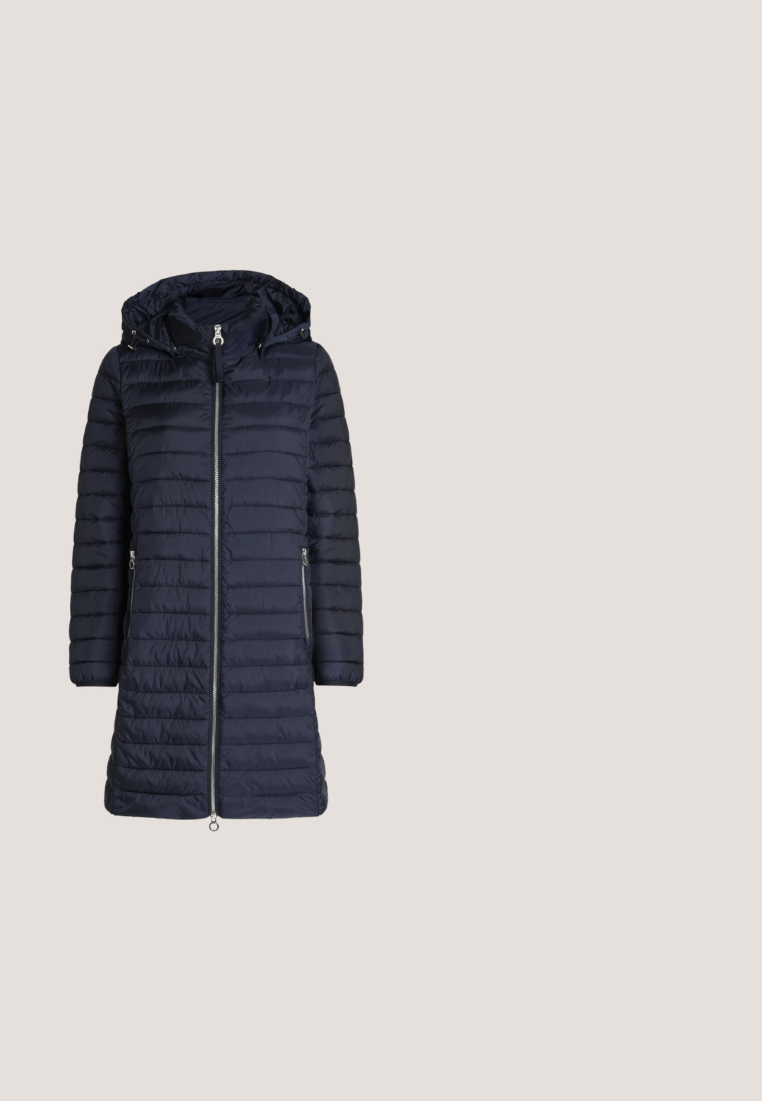 Langer dunkelblauer gesteppter Wintermantel mit Frontreißverschluss, zwei seitlichen Reißverschlusstaschen, langen Ärmeln und angenähter Kapuze mit Kordelzug.; Weißer gerippter Rollkragenpullover mit langen Ärmeln, der ein tailliertes Design und eine weiche Textur aufweist. Flacher Kragen und nahtloser Look.; Schwarze Jeans mit hoher Taille, vorderem Knopf und Reißverschluss, zwei vorderen Taschen und einem verjüngten Bein auf weißem Hintergrund.; Schwarze Knöchelstiefel aus glattem Leder mit elastischen Seiteneinsätzen, einer strukturierten Gummisohle und kontrastierenden Nähten entlang der Kante.; Goldene Creolen mit einer glatten, glänzenden Oberfläche, die ein abgerundetes, geschwungenes Design aufweisen. Enthält einen Stecker für sicheren Halt.; Schwarzer, strukturierten Leder Gürtel mit einer goldenen Metallschnalle, die drei horizontale Streifen und mehrere Einstelllöcher aufweist.