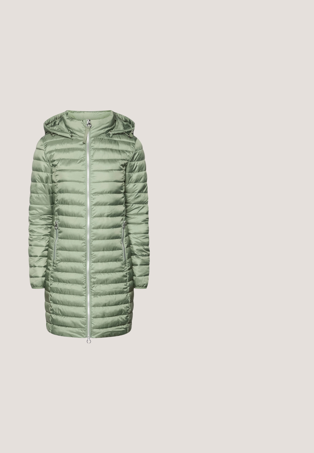Gevoerde groene jas met een capuchon, voorzien van horizontale gestikte secties en twee zijzakken met ritssluiting. Hiermee voelt het materiaal glad en glanzend aan. Zilveren ritssluiting.; Witte katoen t-shirt met een ronde hals, korte mouwen, een rechte snit en een gladde textuur. Geen patronen of versieringen.; High-waist zwarte spijkerbroek met voorste knoop en rits, twee voorzakken en taps toelopende pijpen op een witte achtergrond.; Witte lage canvas sneaker met witte veters, zwarte strepen op de zool en een rubberen, getextureerde neuskap, zijaanzicht op een witte achtergrond.; Ronde zonnebrillen met metallic gouden monturen en donkergroene lenzen. De armen hebben een schildpadmotief voor extra detail.; Gouden metalen oorbellen met een gebogen, verlengde bladvorm. Het oppervlak is glad en mat, met dunne horizontale accenten.