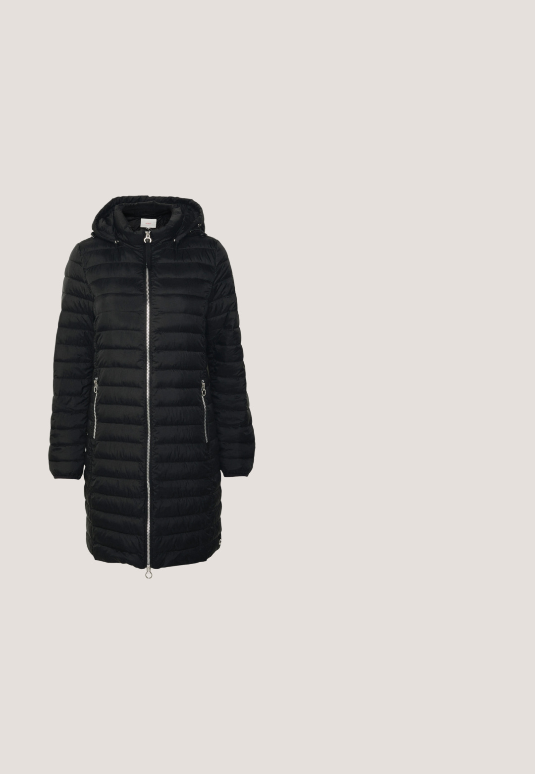 Manteau rembourré noir avec capuche, fermeture éclair à l'avant, deux poches latérales zippées et une coupe mi-longue avec des lignes de quilting verticales.; T-shirt blanc, léger, ajusté avec un col rond et des manches courtes, présentant une texture lisse et sans motifs visibles.; edc by Esprit Jegging - blue medium; Baskets en cuir blanc avec un logo V en caoutchouc noir. Semelle texturée blanc cassé, lacets blancs et détail sur le talon arrière portant le nom de la marque en noir.; Boucles d'oreilles en métal argenté avec un design courbé minimaliste, présentant des formes en goutte d'eau allongées et ouvertes avec une finition mate.; Ceinture en cuir noir avec une boucle rectangulaire en ton or aux bords arrondis, texture lisse et design élégant.