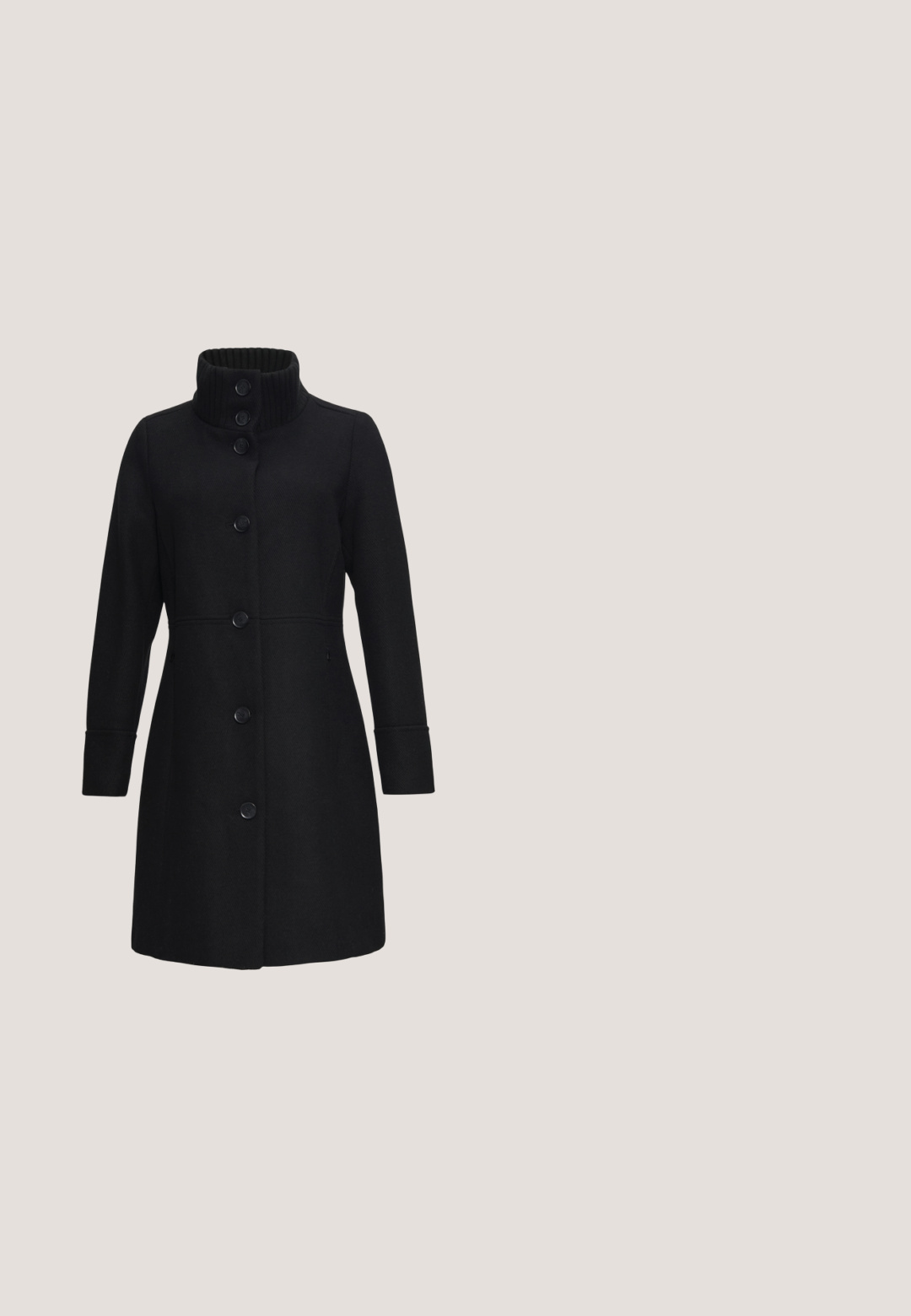 Schwarzer Wollmantel mit hohem geripptem Kragen, sechs vorderen Knöpfen, langen Ärmeln und einer taillierten Silhouette. Strukturiertes Material mit glatter Oberfläche.; Schwarz-weiß gestreifter Pullover mit Dreiviertelärmeln, Rundhals und weicher Stricktextur. Verziert mit einem breiten horizontalen Streifenmuster.; Grau karierte weite Beinhosen mit einem strukturierten Muster, ausgestattet mit zwei Knöpfen an den Seitentaschen und einem hohen Taillenbereich.; Tamaris CHELSEA - Plateaustiefelette - black; Schwarze Leder-Schultertasche mit strukturierter Oberfläche, geschwungener Form, goldfarbenen Akzenten auf der Vorderseite und einem einzigen verstellbaren Trageriemen.; Ohrringe aus goldfarbenem Metall mit ineinander verwobenen Ringdesigns, glatten glänzenden Oberflächen und einem Steckverschluss für sicheren Halt.