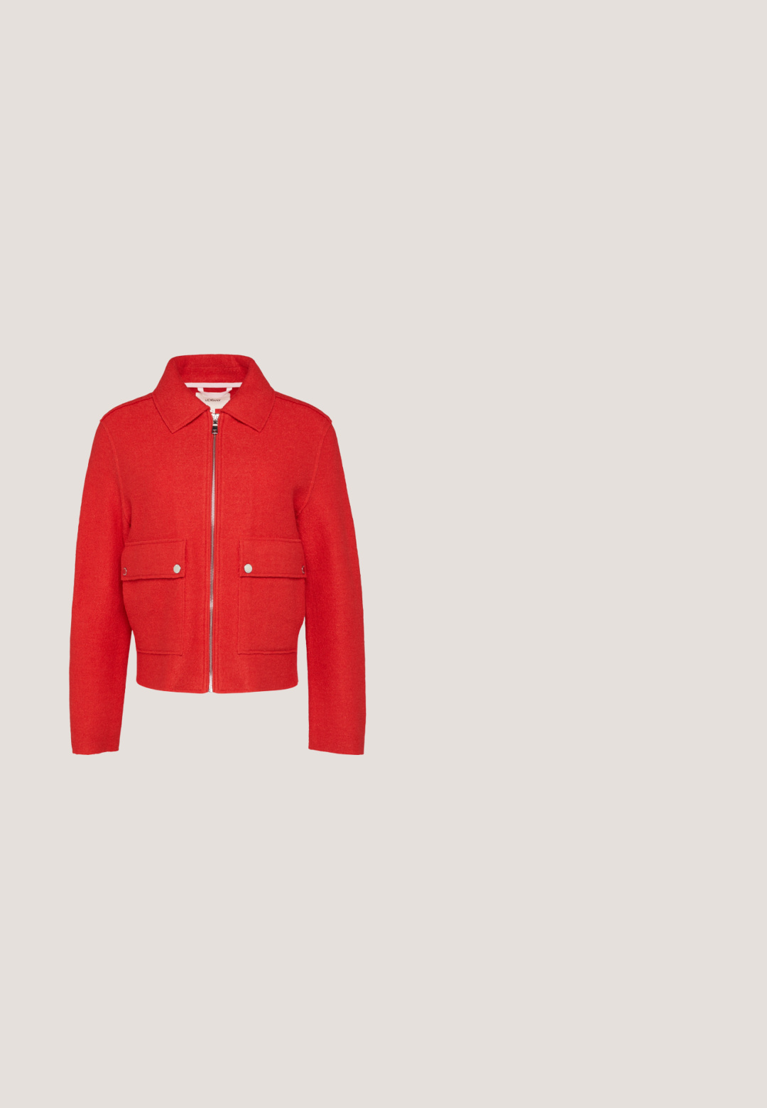 Rode wolmix jas met een kraag, voorritssluiting, twee opgestikte zakken en een cropped silhouet.; Rode korte mouwen gebreide trui met een brede kraag en vijf knopen aan de voorkant.; Rode wijde broeken van een gladde stof, met een knoopsluiting en voorplooien, zijzakken en een op maat gemaakte uitstraling.; Rode leren ballerina's met een ronde neus, voorzien van een kleine strikaccent en een platte zool. Gladde textuur met minimale details.; Rode leren handtas met een gestructureerde vorm, gouden hardware, een handvat aan de bovenkant en een sluiting met een decoratieve gesp en riemdetail.; Rode kersvormige studoorbellen met glitterafwerking, stelen van goudkleurig metaal en groene emaille bladeren. Kersdetails accentueren het ontwerp.