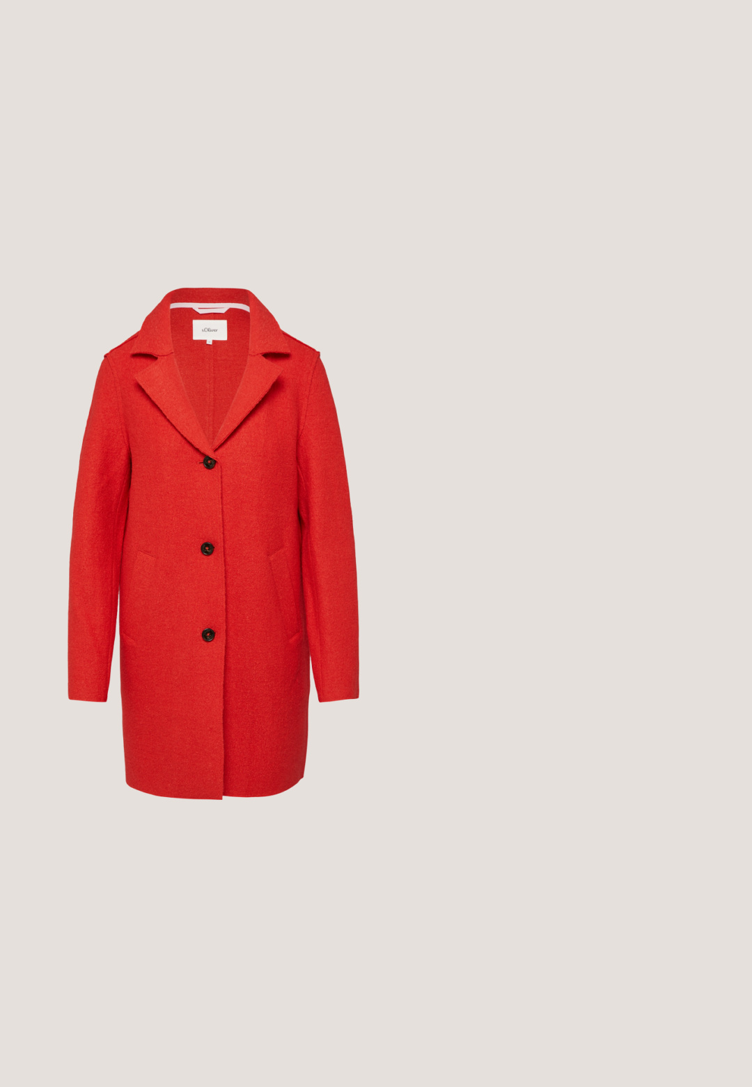 Manteau en laine rouge avec un col cranté, fermeture à un seul bouton et deux poches avant. Présente une finition texturée et une silhouette cintrée.; Pull rouge en maille avec un col montant, des manches longues et des poignets et un ourlet côtelés. Texture douce, couleur unie et design simple.; Pantalons ajustés orange vif avec une taille haute et un pli à l'avant. Fabriqués en tissu lisse, présentant un design droit et décontracté.; Bottes blanches à chevilles avec une finition lisse, un bout carré et un talon bloc de hauteur intermédiaire. Les détails de couture accentuent le design minimaliste.; Sac à main en cuir rouge avec un logo doré en forme de "M", présentant une surface texturée et une bandoulière chaîne multicolore. Design simple et rectangulaire.; Boucles d'oreilles dorées avec un centre rouge rond entouré d'un cercle scintillant de pierres claires. Surface lisse et design de fermoir sécurisé.