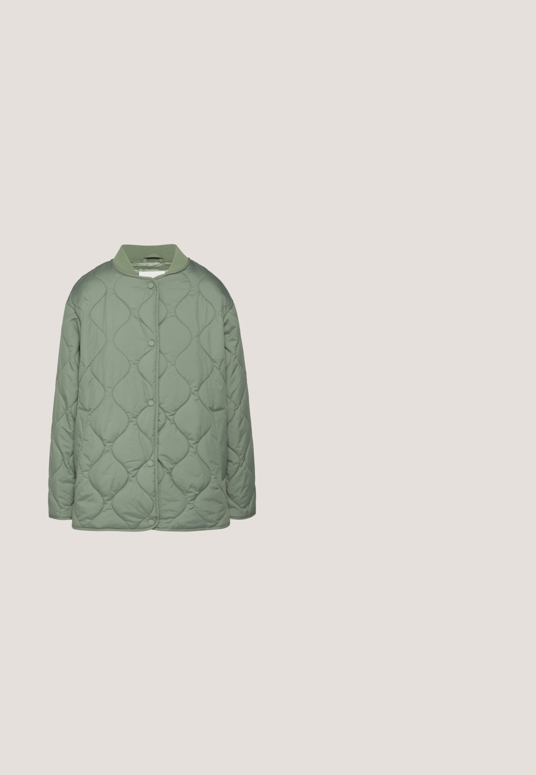 Gequilted jack met een olijfgroene kleur, voorzien van een ronde halslijn, drukknoopsluiting en een gladde, gewatteerde textuur met golvende stiksels.; Witte korte mouw T-shirt met lichtgroene horizontale strepen en een ronde hals, weergegeven op een witte achtergrond.; Lichtblauwe spijkerbroek met lichte vervaging, ontwerp met vijf zakken, voorste knoop- en ritssluiting, en rechte pijpen.; Strakke, beige sneaker met roze en oranje accenten, gestructureerd bovenwerk, ronde neus en dikke tan rubberen zool. Zilveren veterogen.; Olivgroene suède schoudertas met een zachte, afgeronde vorm en brede riem, afgebeeld tegen een witte achtergrond.; Geel citroenvormige oorbellen met groene bladvormige accenten, gemaakt van emaille en bevestigd op zilveren hardware voor een speelse uitstraling.