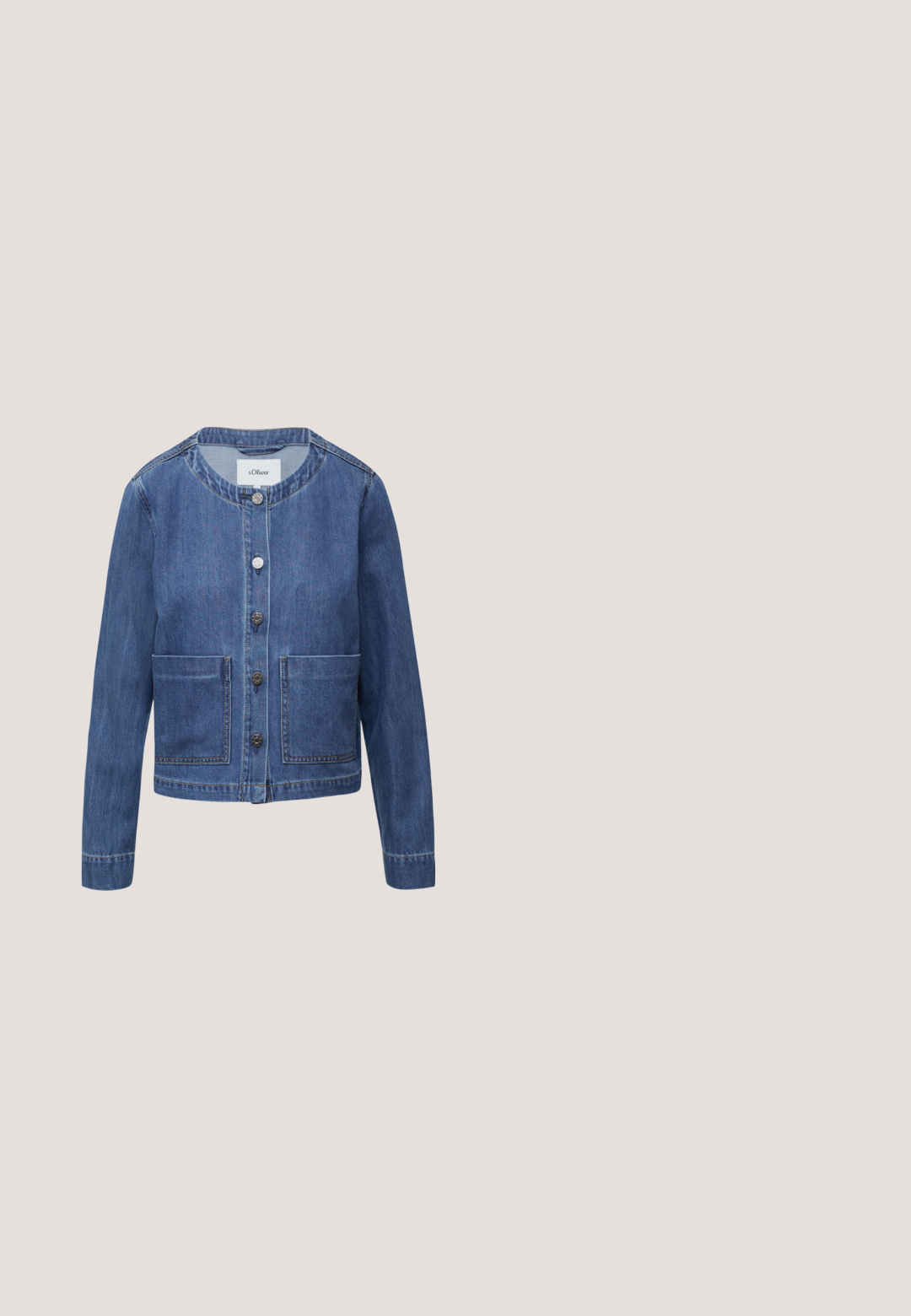 Jeansjacke mit Rundhalsausschnitt, fünf Knöpfen, zwei vorderen Taschen und einer dunkelblauen Waschung. Verfügt über eine strukturierte Passform und gestickte Akzente.; Jeanshemd, hellblau, langärmlig, Knopfleiste vorne, Kragen, eine Brusttasche, kontrastierende Nähte und ein lässiger Schnitt.; Weite Jeanshose in Hellblau mit glatter Textur, ausgestattet mit einem dehnbaren Bund und Vorderfalten für zusätzliche Details.; Blauer Leinenschuh mit strukturierter, juteähnlicher Sohle. Verfügt über weiße Ösen und Schnürsenkel, eine abgerundete Zehenpartie und ein minimalistisches Design.; Blaue Stofftasche mit schwarzem Herzmuster und zwei Schulterriemen, rechteckige Form, ohne sichtbaren Verschluss oder Taschen.; Klappbare silberne Creolen mit glänzendem Finish, die eine hängende weiße Perle mit einem kleinen silbernen Kugelakzent am unteren Ende zeigen.