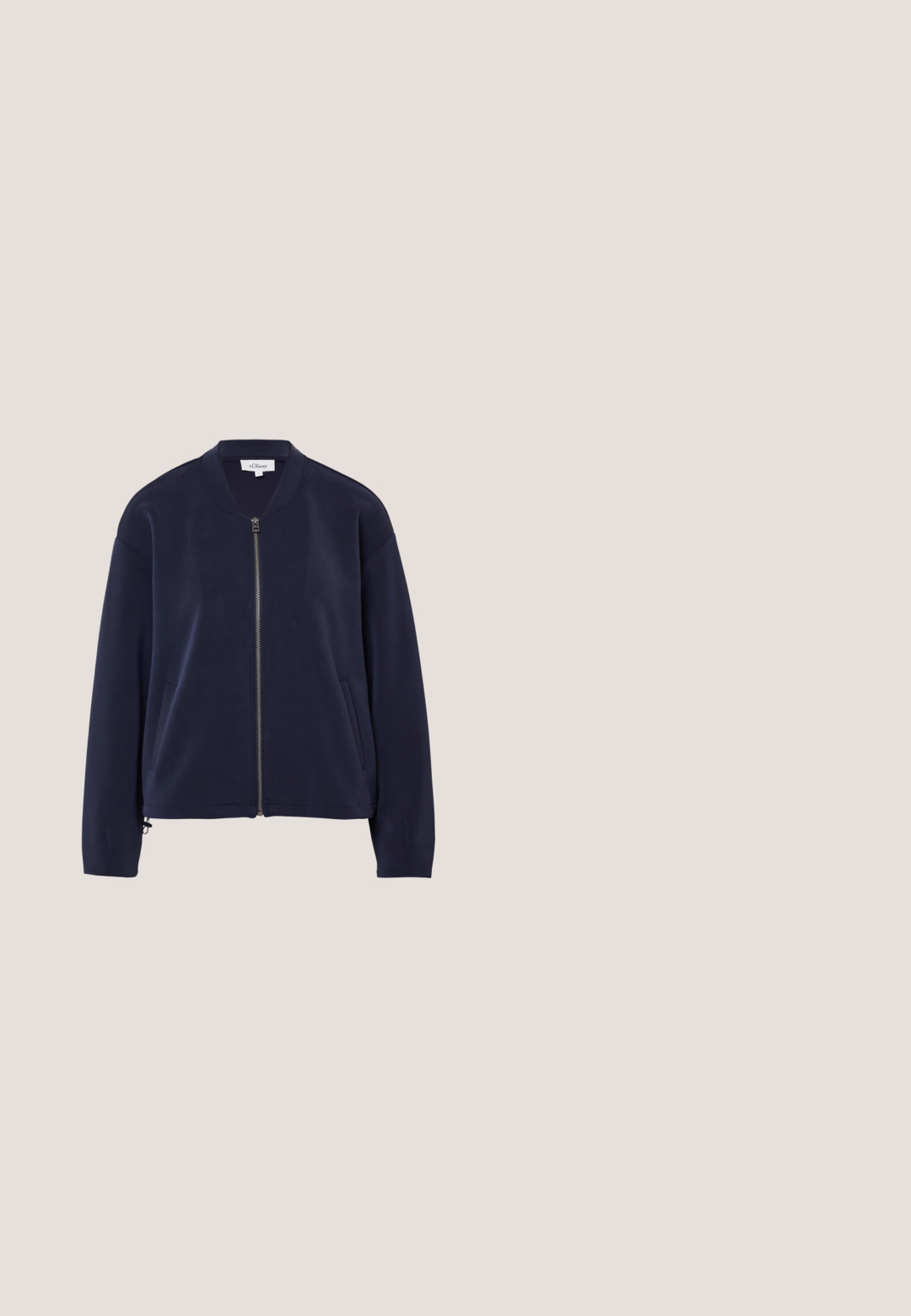 Navy-blaue Bomberjacke aus einem weichen Stoff, mit Reißverschluss, geripptem Kragen und zwei Vordertaschen, im lockeren Schnitt und mit langen Ärmeln.; Weißes Trägershirt aus weichem Baumwollstoff. Verfügt über einen runden Halsausschnitt und einen geraden Saum ohne Verzierungen.; Beige, leichte Hose mit elastischem Bund, Kordelzugdetails und geradem Beinanschnitt. Glatte Textur, minimalistischer Stil.; Beige Ledersneaker mit einem strukturierten grauen Tierdruckakzent an der Ferse, ausgestattet mit goldenen Ösen und einer dicken weißen Sohle.; Schwarze Tasche aus Krokodilprägung mit goldfarbenen Hardware-Akzenten. Verfügt über einen Reißverschluss oben und einen abnehmbaren Schultergurt.; Silberne Creolen mit einer glatten, polierten Oberfläche, die eine runde Form und einen Scharnierverschluss aufweisen. Mit "925" für Sterlingsilber gekennzeichnet.
