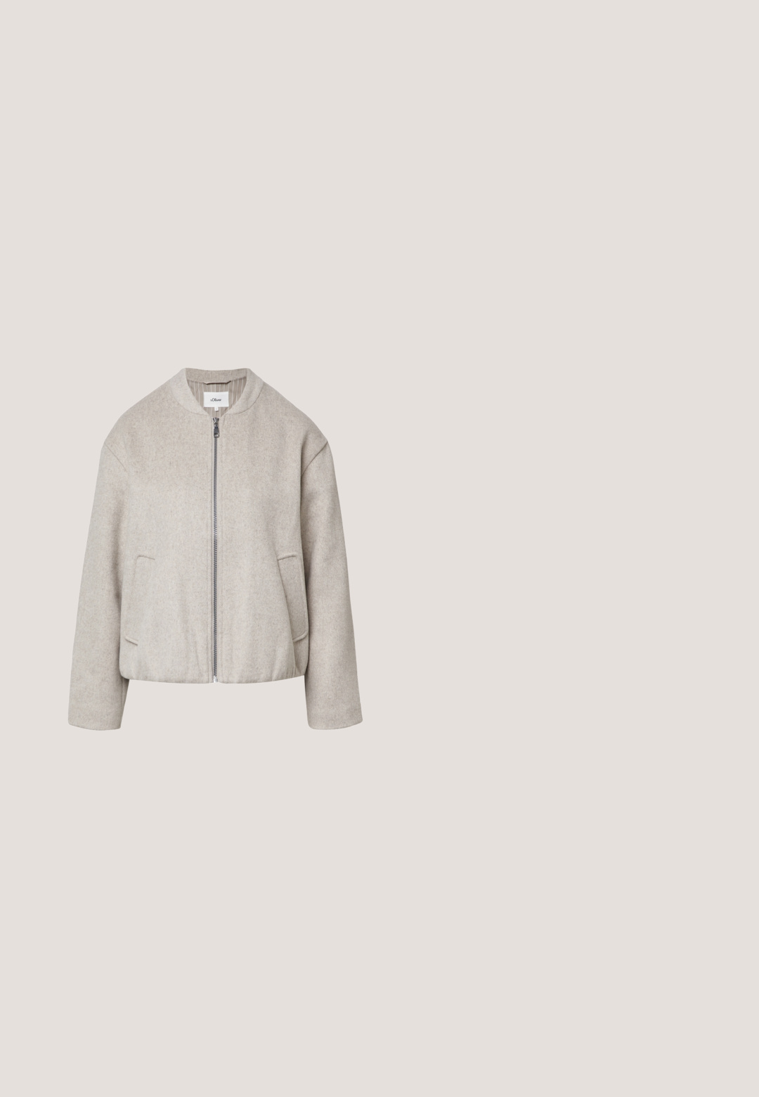 Veste bomber en laine grise avec un col rond, fermeture éclair sur le devant, deux poches latérales et une silhouette courte. Présente une texture subtile.; Cardigan en tricot beige avec un col rond, des manches longues et une fermeture par boutons à l'avant. Dispose de poignets et d'un ourlet côtelés, avec un motif texturé.; Débardeur beige clair avec un col rond et de larges bretelles. Fabriqué en tissu côtelé, il présente un design simple et sans couture.; Pantalon large couleur crème avec taille haute et devant lisse, présenté sur un fond blanc.; Baskets basses en daim taupe avec semelle beige épaisse, lacets blancs à motifs et doublure intérieure blanche et douce.; Petit sac à bandoulière en cuir gris avec une forme incurvée et une fine bandoulière, logo de la marque embossé au centre avant.