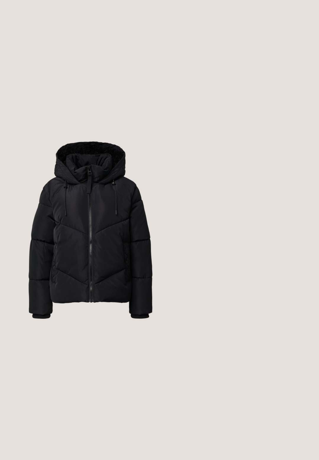 Schwarze Puffjacke mit Reißverschluss vorne, Kapuze mit Kordelzügen, gestepptem Design und gerippten Bündchen, gefertigt aus glattem, isoliertem Material.; Weißer Strickpullover mit großem schwarzem Blumenmuster und geschwungenem Design. Gerippte Bündchen und Saum mit Rundhalsausschnitt.; Schwarzes T-Shirt mit kurzen Ärmeln aus glattem Baumwollstoff. Hat einen Rundhalsausschnitt und eine taillierte Form ohne sichtbare Muster oder Verzierungen.; Dunkelblaues, weites Jeanspaar mit hoher Taille, das über fünf Taschen, kontrastierende Nähte und einen rohen Saum am unteren Ende verfügt.; Schwarzer Leder schnürstiefel mit dickem Profilsohlen und umgeschlagenem braunem Lammfellkragen, seitlich vor einem schlichten Hintergrund gezeigt.; Schwarze Lederhandtasche mit Klappverschluss und goldfarbenem Verschluss, mit kurzem Griff und abnehmbarem, verstellbarem Schulterriemen.