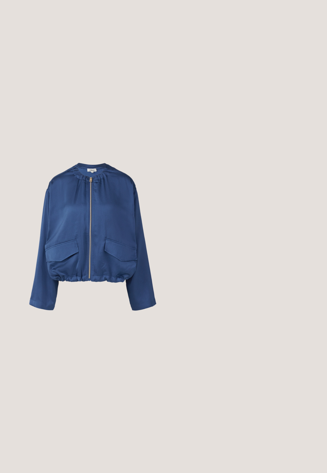 Blauwe kortgebouwde jas met lange mouwen, ritssluiting aan de voorkant, elastische zoom en twee grote klepzakken aan de voorkant.; Witte bloemenjurk met zwarte mini bloemen, mouwloos ontwerp, gerimpelde lijfje en uitlopende rok. Glad materiaal met een vloeiende textuur.; Witte sneaker met suède en leren panelen, voorzien van een roze hieltab, paarse veters en een gumrubberen zool met een gestructureerd patroon.; Roze transparante cat-eye zonnebril met donkergrijze glazen die op een wit oppervlak ligt, met een lichte schaduw eronder.; Lichtroze handtas met een enkele band, gouden sluiting en geborduurde witte bloemen en rode bessen langs de voorklep.; Witte oorbellen in de vorm van bloemen met een gouden kern, gemaakt van een glad materiaal. Heeft ronde blaadjes en een studsluiting.