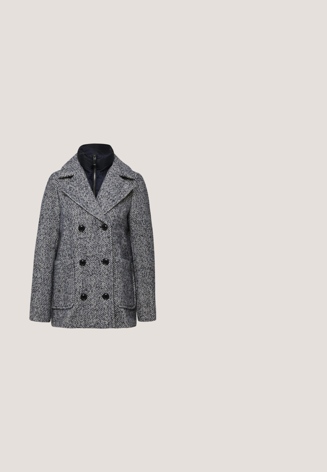 Manteau en laine gris à carreaux en chevrons à double boutonnage, avec de larges revers, des boutons noirs, des poches frontales et une couche intérieure zippée en noir matelassé.; Pull en maille bleu marine avec une finition texturée, col rond, manches longues et ourlet côtelé plus long à l'arrière. Détails sur les tailles inclusives.; Pantalons larges bleu marine avec poches avant, passants de ceinture et fermeture éclair frontale dissimulée.; Bottes blanches à chevilles avec une finition lisse, un bout carré et un talon bloc de hauteur intermédiaire. Les détails de couture accentuent le design minimaliste.; Pochette rectangulaire bleu marine avec panneau avant texturé et logo "HISPANITAS" embossé, bracelet et fermeture éclair.; Boucles d'oreilles en forme de goutte d'argent, en métal avec une surface lisse et réfléchissante, et une forme fluide, dotées d'une fixation par clou.