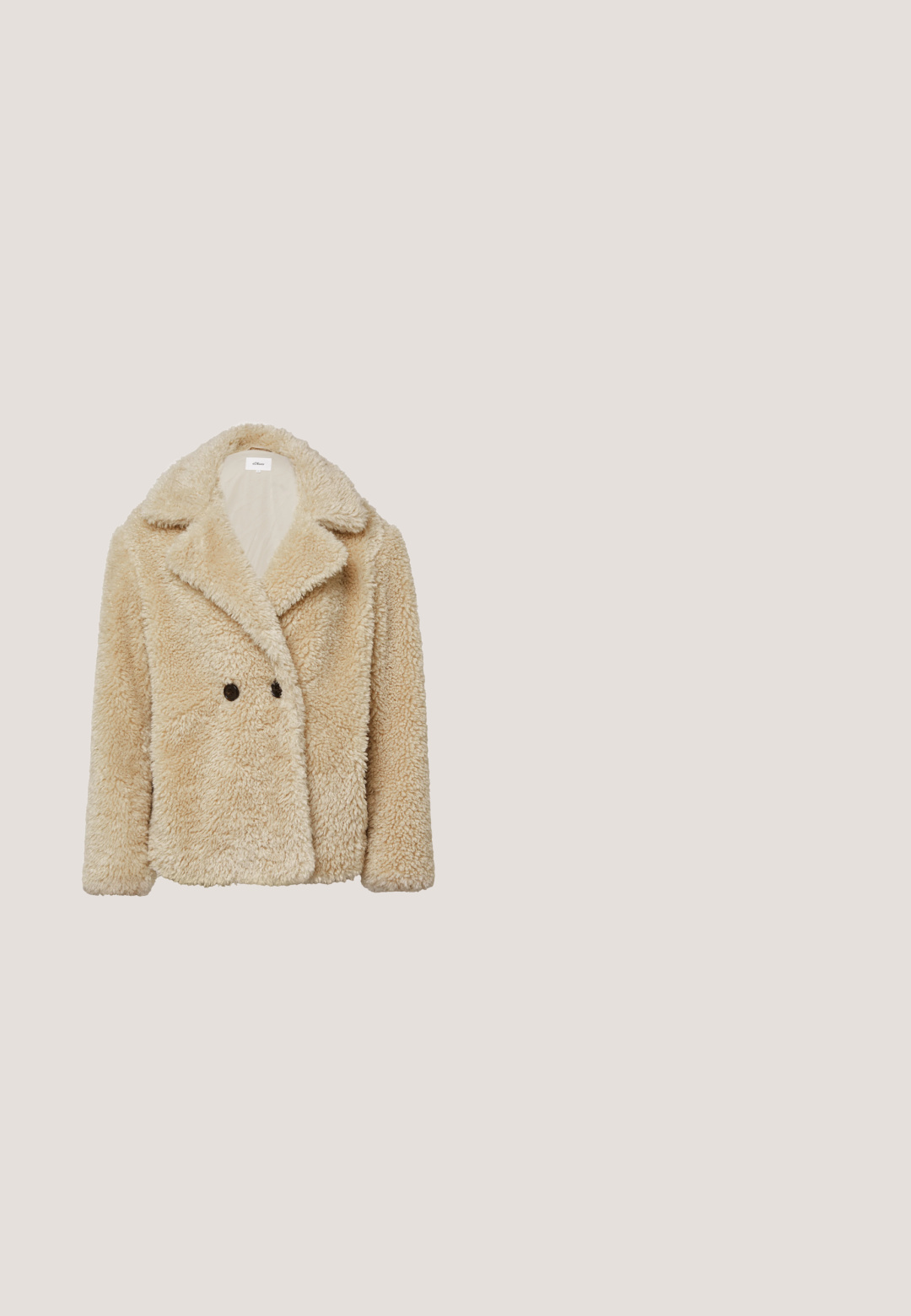 Cremefarbene, plüschige Kunstschafsfelljacke mit breiten Revers, langen Ärmeln und zwei dunkelknöpfen auf der Vorderseite.; Weiße kurzärmlige Bluse aus leichtem Stoff, mit einem Stehkragen, Knopfverschluss und einem lockeren Schnitt mit Seitenschlitzen.; Hellblaue Denim-Bootcut-Jeans mit einem Fünf-Taschen-Design, ausgestattet mit einem Knopfverschluss und kontrastierenden Nähten entlang der Nähte.; Schwarze Lederstiefeletten mit Kunstpelzfutter, zwei verstellbaren Riemen, robuster Sohle und strukturiertem Obermaterial; modernes, robustes Design.; Schwarze Lederhandtasche mit runder Form, zwei langen Griffen, goldenen Beschlägen und einem kleinen Anhänger. Mit Reißverschluss oben.; Schwarze Creolen mit herzförmigen Anhängern. Aus glattem Metall gefertigt, mit glänzender Oberfläche und gravierten Details auf jedem Herzen.