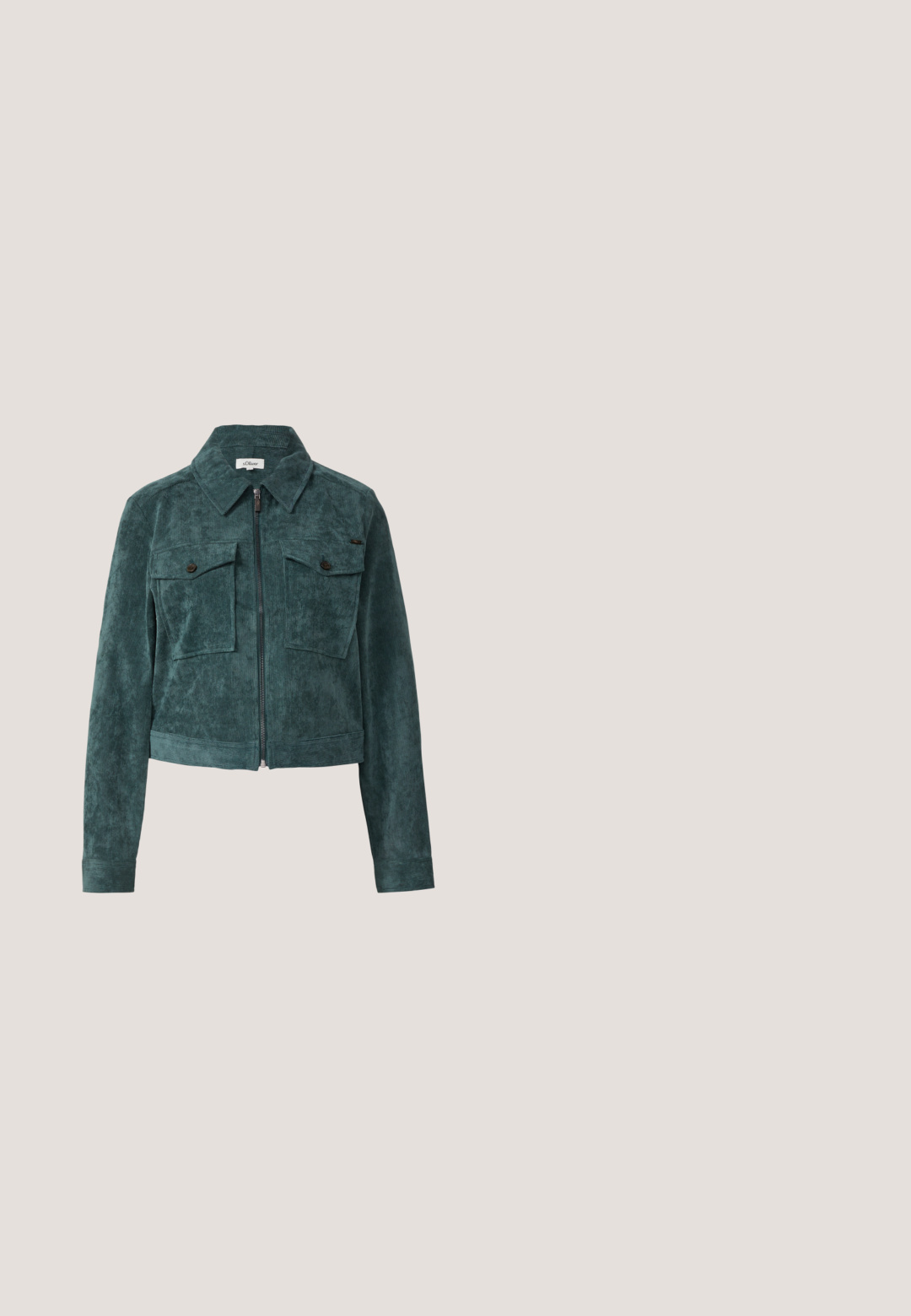 Gekropsde jas in textuurrijke teal corduroy met een ritssluiting aan de voorkant, grote borstzakken en knoopsluitingen, voorzien van een gestructureerde kraag en manchetten.; Lichtblauwe blouse met lange mouwen, voorzien van geplooide textuur, een ronde halslijn en een peplum zoom. De stof lijkt zacht en glad.; Wijdlopende broeken in een diepe teal kleur met een gestructureerde afwerking, voorzien van een gestrikte tailleband voor een verstelbare pasvorm en een vloeiende silhouet.; Groene lage hak schoen met puntige neus en slangenhuidpatroon, met gouden versiering op de hiel en zijkant.; Zwarte leren handtas met een enkele schouderband en een centrale goudkleurige sluiting op een effen lichte achtergrond.; Gouden ketting met negen gelijkmatig verdeelde rechthoekige groene edelstenen en een kreeftenhaaksluiting.