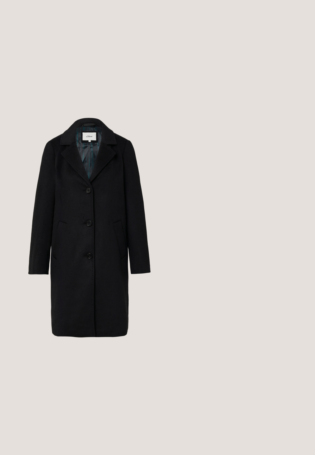 Manteau en laine noir avec un col cranté, fermeture à bouton simple, deux poches latérales et doublure en tissu rayé.; Robe noire à manches longues en tissu doux, dotée d'un décolleté en V profond, d'accents en satin sur le col et de fentes latérales pour faciliter les mouvements.; Bottes stiletto noires en cuir, montantes jusqu'aux genoux, avec un bout pointu et une texture lisse, présentant un design épuré et des détails de couture minimaux.; Lunettes noires rectangulaires avec des verres transparents, présentant des bords arrondis et des accents sur les côtés, avec une finition brillante sur la monture et les branches.; Sac à bandoulière en cuir noir avec une finition texturée et des accessoires en métal argenté. Comprend une fermeture zippée en haut et une sangle réglable. Logo embossé sur le devant.; Boucles d'oreilles en argent, avec une finition lisse et polie. Forme ronde, design léger, avec un mécanisme de fermeture sécurisé.