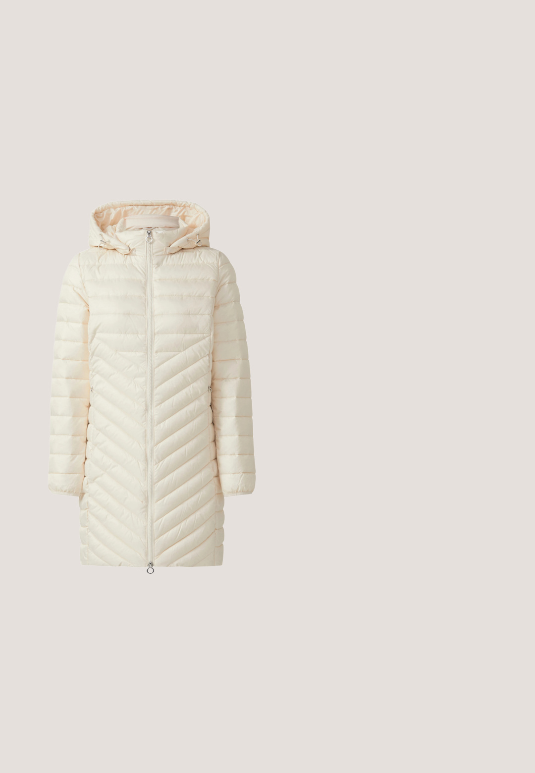 Witte gewatteerde jas met een capuchon, met een diagonaal gewatteerd patroon, een rits aan de voorkant en elastische manchetten voor comfort.; Crèmekleurige gebreide trui met een ronde hals, geribde manchetten en zoom. Zachte textuur en licht oversized model.; T-shirt met korte mouwen met horizontale roze en witte strepen en een witte ronde hals, plat gelegd op een witte achtergrond.; Donkerblauwe denim skinny jeans met een klassiek vijf-pocket ontwerp, versterkte stiksels en een knoopsluiting. Gladde textuur, geen patronen.; Witte leren sneaker met bruine accenten, inclusief een geprint hielstuk. Beschikt over perforaties, veters en een gestructureerde rubberen zool.; Beige totebag met bruine handvaten en afwerking, vergezeld van een bijpassend klein tasje met afneembare band, beide gemaakt van gestructureerde stof.