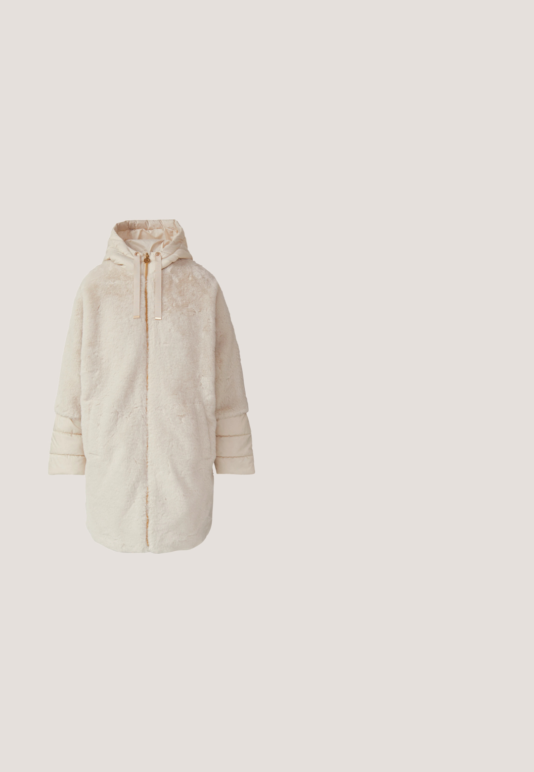 Cremfarbene Kunstfelljacke mit Kapuze, ausgestattet mit einem Reißverschluss, goldenen Beschlägen und einem weichen Material. Gepolsterte Ärmel mit gesteppten Details.; Beiger Pullover mit ribbeliger Textur, Rundhalsausschnitt und langen Ärmeln. Weicher Stoff mit lockerer Passform und ribbeligen Saumdetails.; Hellbeige Bluse mit langen Ärmeln, gerippter Textur, rundem Halsausschnitt und Spitzenbesatz an den Bündchen. Mit gewelltem Saum am unteren Ende.; Hellblaue Jeans aus Denim mit hoher Taille, schmalem Bein, Fronttaschen und Reißverschluss. Der Stoff weist eine dezente, ausgebleichte Waschung auf.; Beige Knöchelboot mit einer glatten Lederoberfläche und elastischen Seitenpaneelen. Verfügt über eine klobige Sohle und einen goldenen Akzent an der Ferse.; Beige Canvas-Umhängetasche mit Ledergriffen, rechteckiger Form, geprägtem Logo auf der Vorderseite und kontrastierenden Nähten an den Nähten.