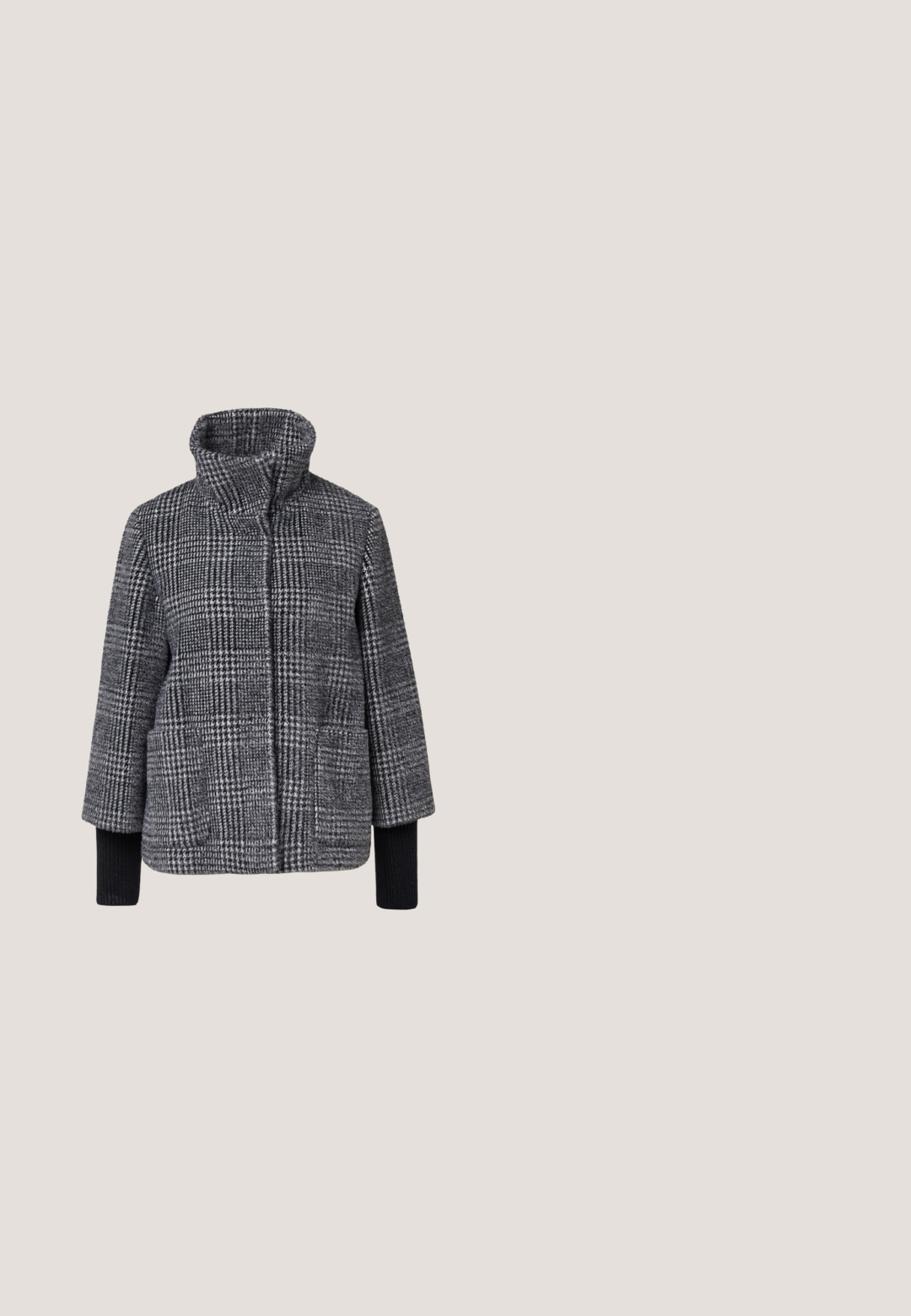 Wollen blazer in grijstinten met een geblokt patroon, hoge kraag, twee voorzakken en zwarte ribgebreide manchetten.; Zwarte, lange mouwen geribbelde trui met een V-hals. Gemaakt van een zacht, gestructureerd materiaal. Aansluitend design met een licht gekromde zoom.; Zwarte midi potloodrok met hoge taille, een vooraanstaande split en een verborgen rits op een witte achtergrond.; Zwarte leren enkelboot met elastische zijpanelen, een gouden gespaccent en een platte hak. Gladde textuur met een strakke uitstraling.; Zwarte leren schoudertas met een gebogen vorm, gouden hardware en het "Lancaster Paris" logo in gouden letters op het midden van de voorkant.; Zilveren oorringen met elk een kleine, gladde, glanzende hartvormige bedel die aan de ring hangt, tegen een witte achtergrond.